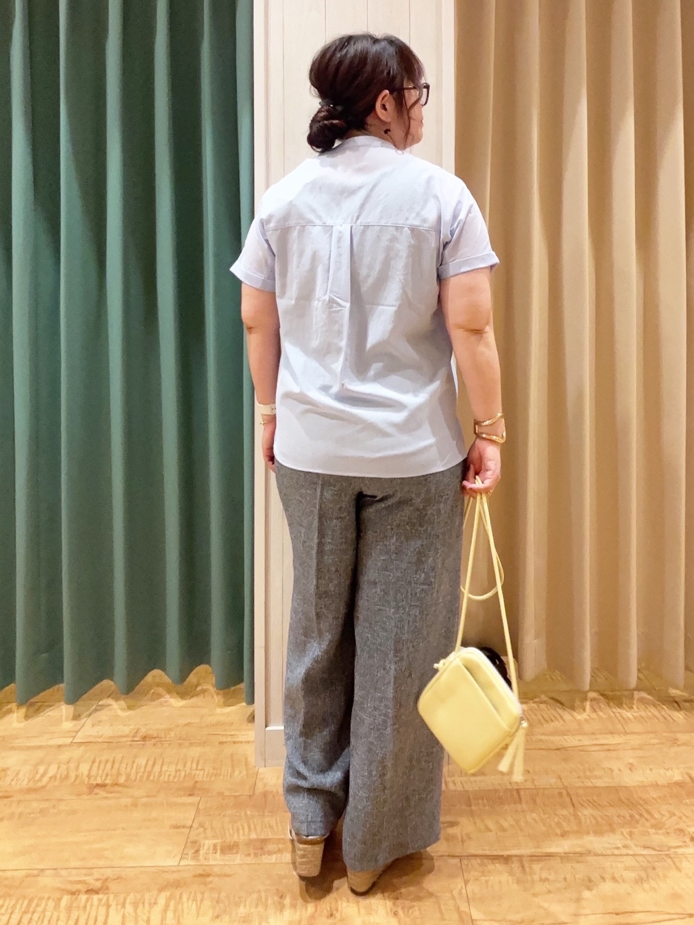 タガさんの「SHOO･LA･RUE｜【さらり快適/洗濯機可/S-LL】風が通り抜ける 半袖バンドカラーシアーシャツ」を使ったコーディネート