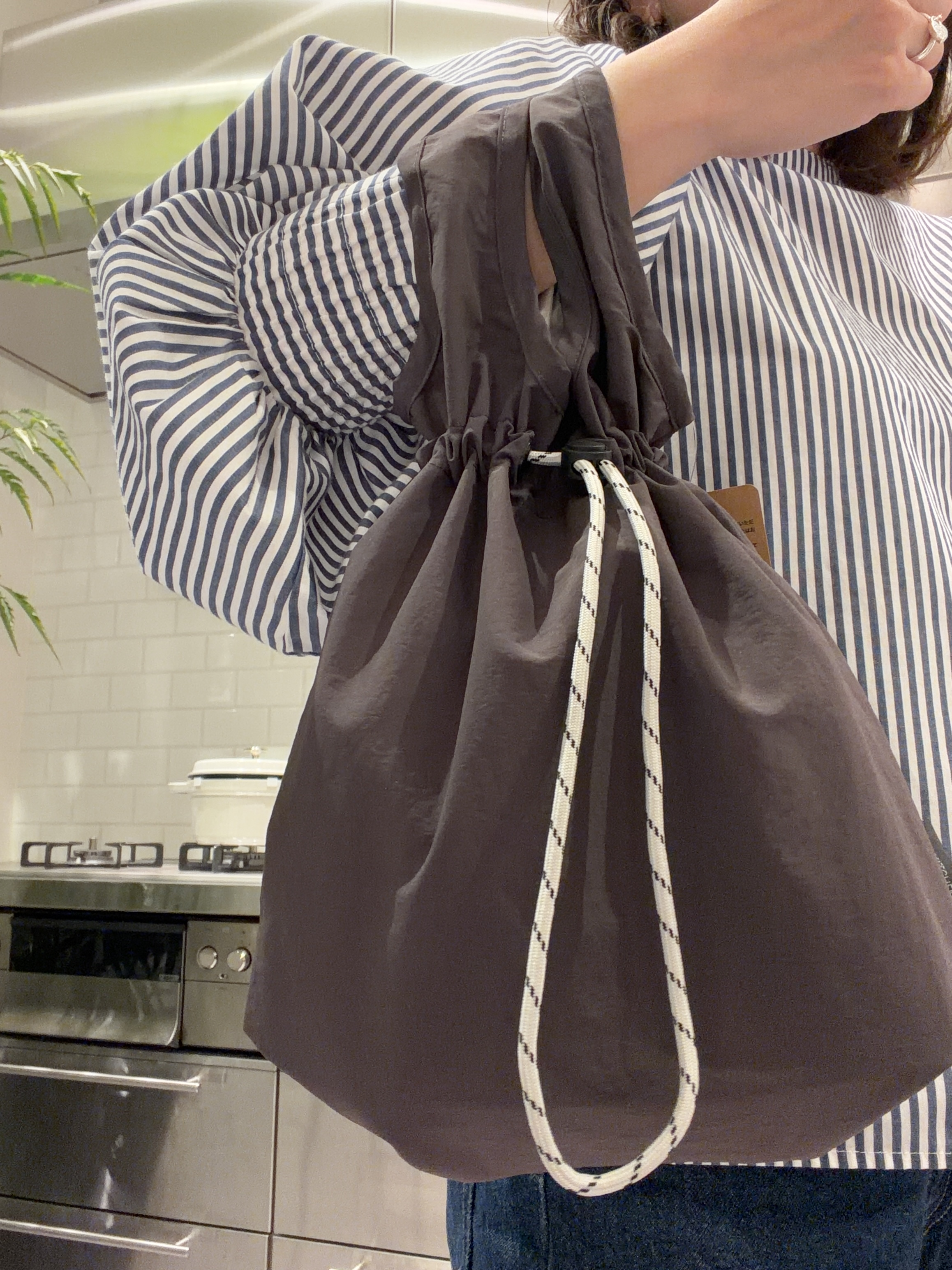 えびさんの「212 KITCHEN STORE｜ロープ巾着ランチバッグ BK ＜212Kオリジナル ＞」を使ったコーディネート