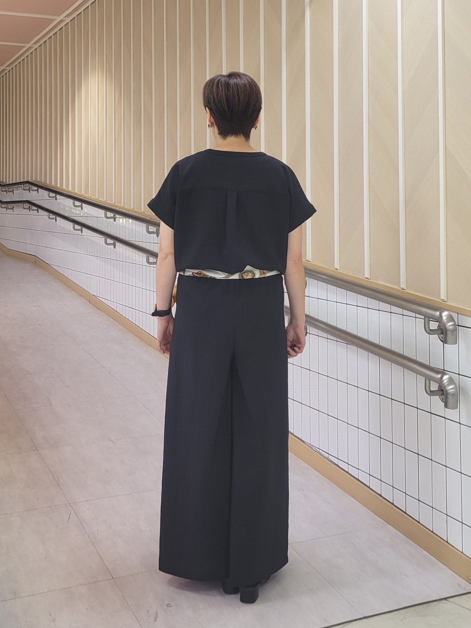 tomoさんの「COUP DE CHANCE｜【ベルトチェーン柄/アクセチェーン柄】スカーフ」を使ったコーディネート
