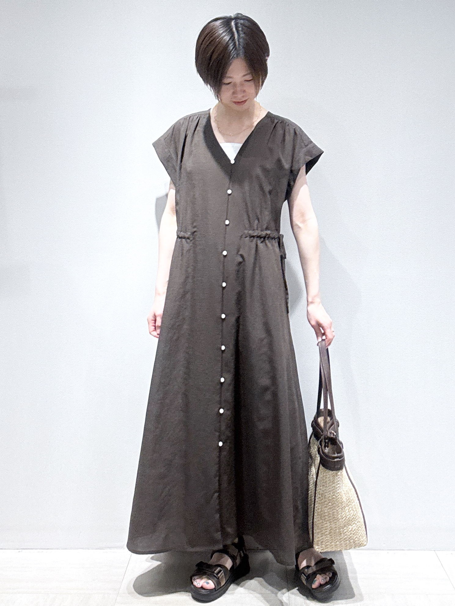 まちこさんの「Reflect｜【通気性あり／涼しい／マシンウォッシャブル】フロントボタンワンピース」を使ったコーディネート