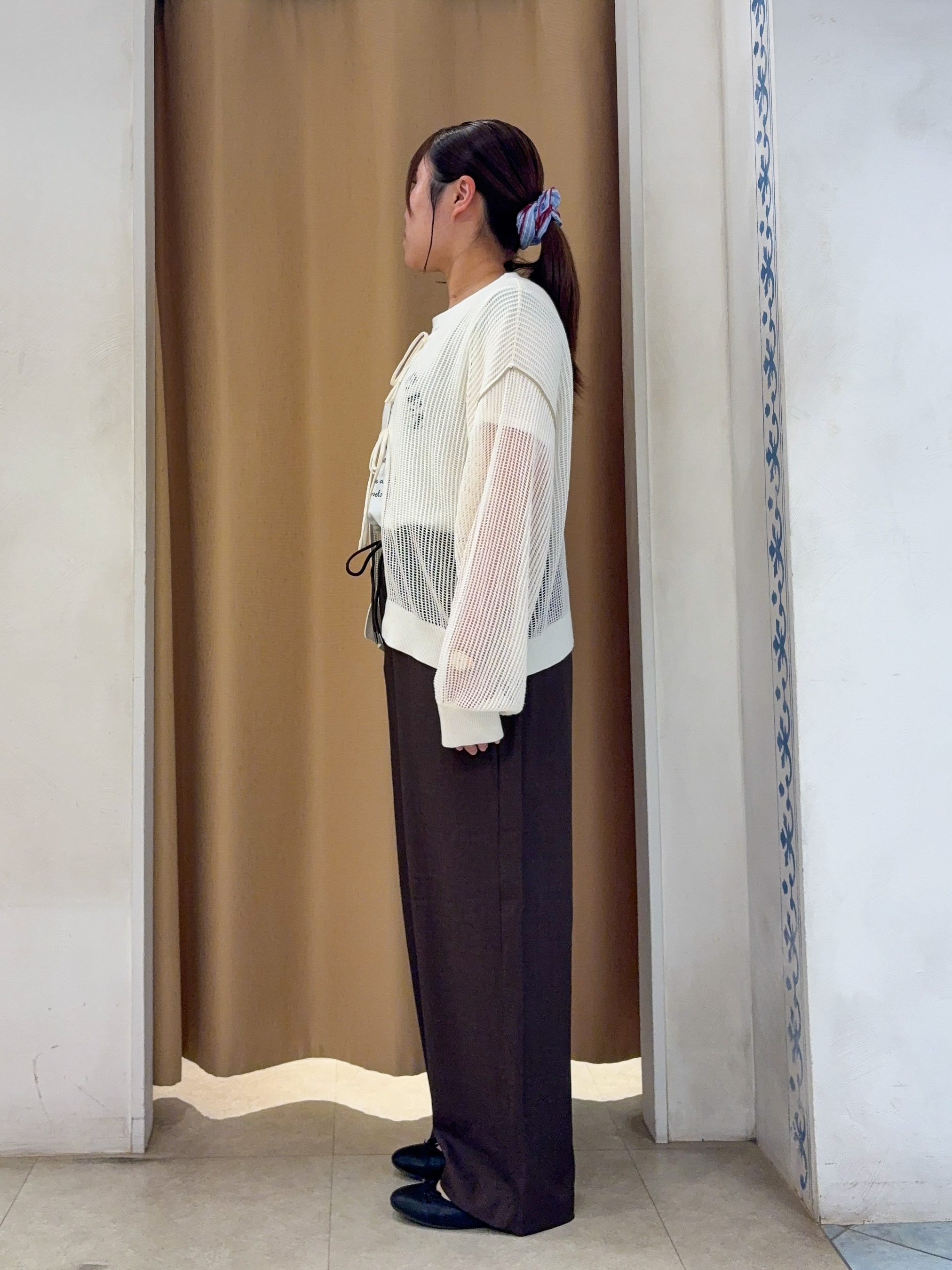 SO(R)Aさんの「SHOO･LA･RUE｜【2点セット/洗濯機可/S-LL】時短でこなれ見え カーデにもなる2WAYメッシュニット+半袖ロゴT」を使ったコーディネート