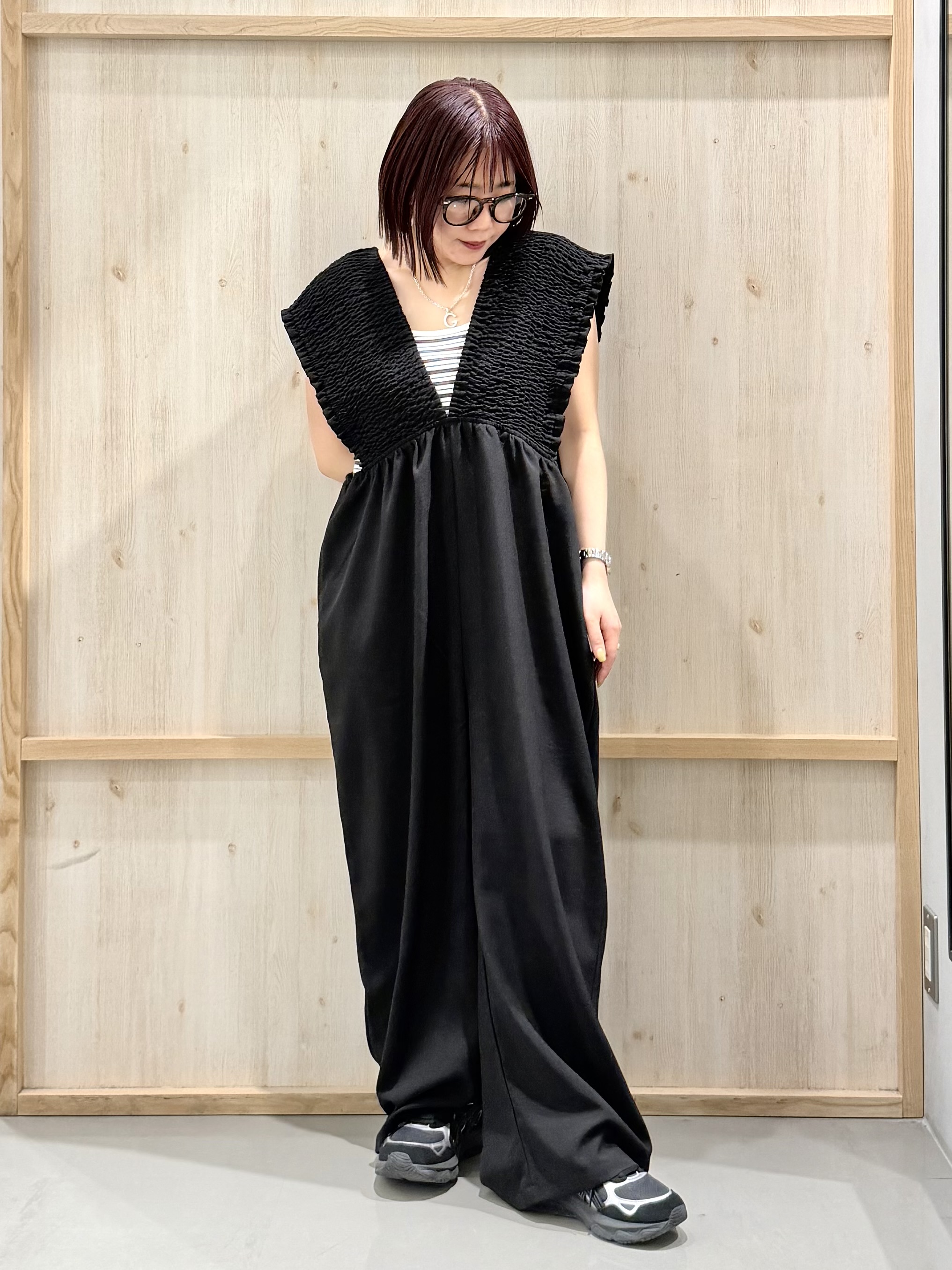 nanaさんの「THE SHOP TK｜ラクに着られてすっきり見え シャーリングサロペット」を使ったコーディネート