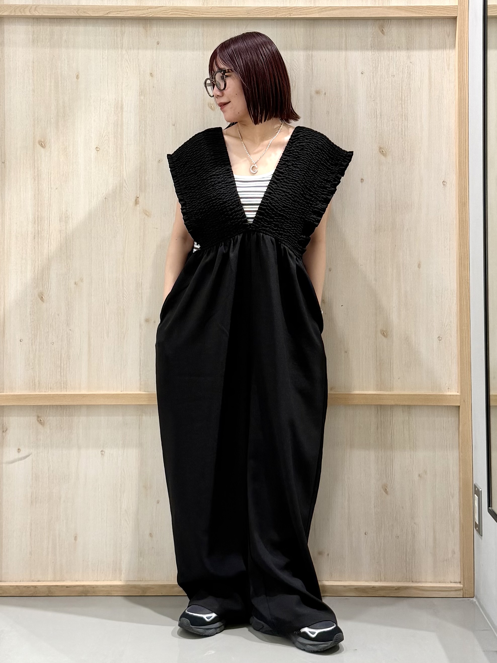nanaさんの「THE SHOP TK｜ラクに着られてすっきり見え シャーリングサロペット」を使ったコーディネート