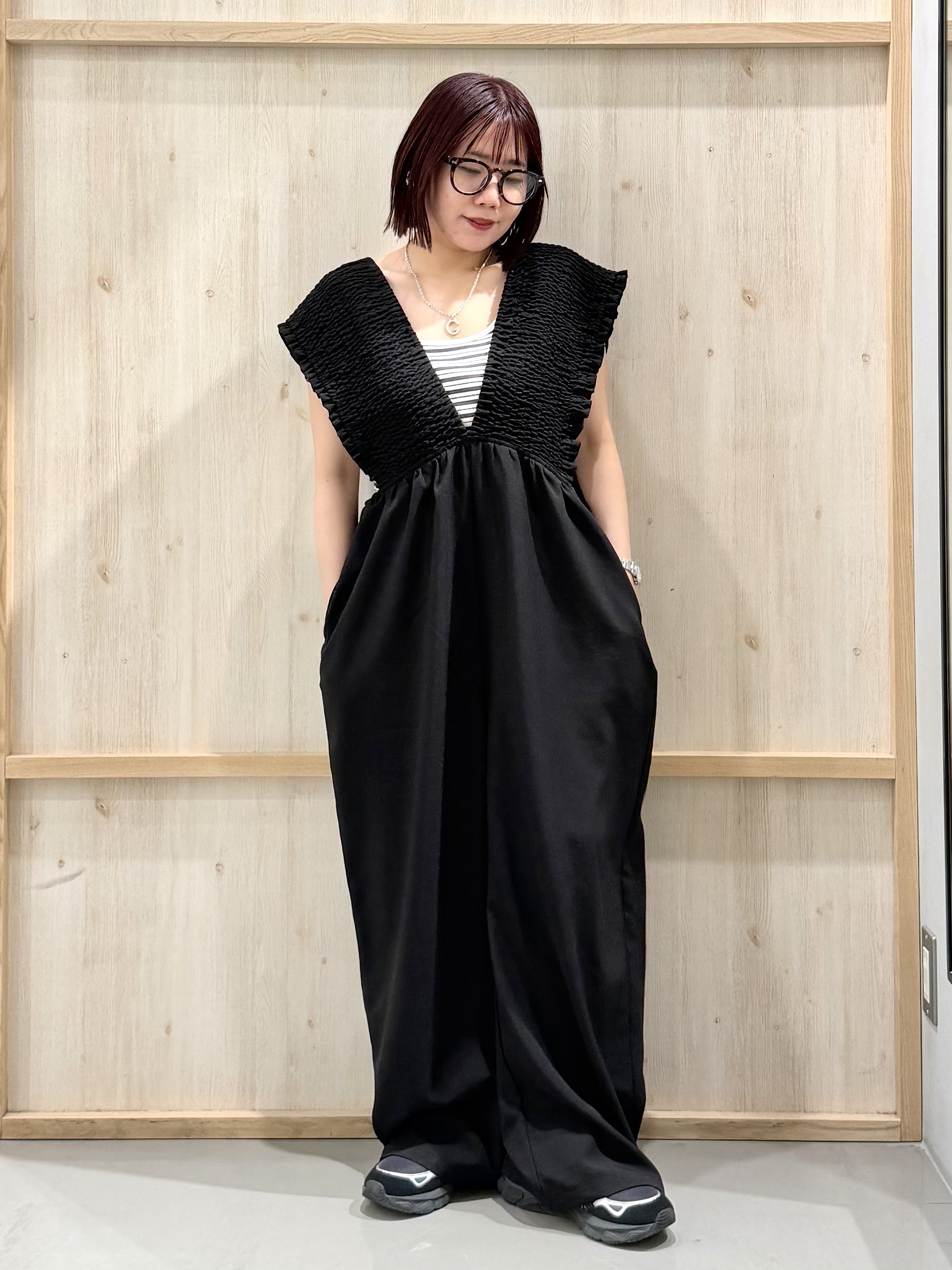 nanaさんの「THE SHOP TK｜ラクに着られてすっきり見え シャーリングサロペット」を使ったコーディネート