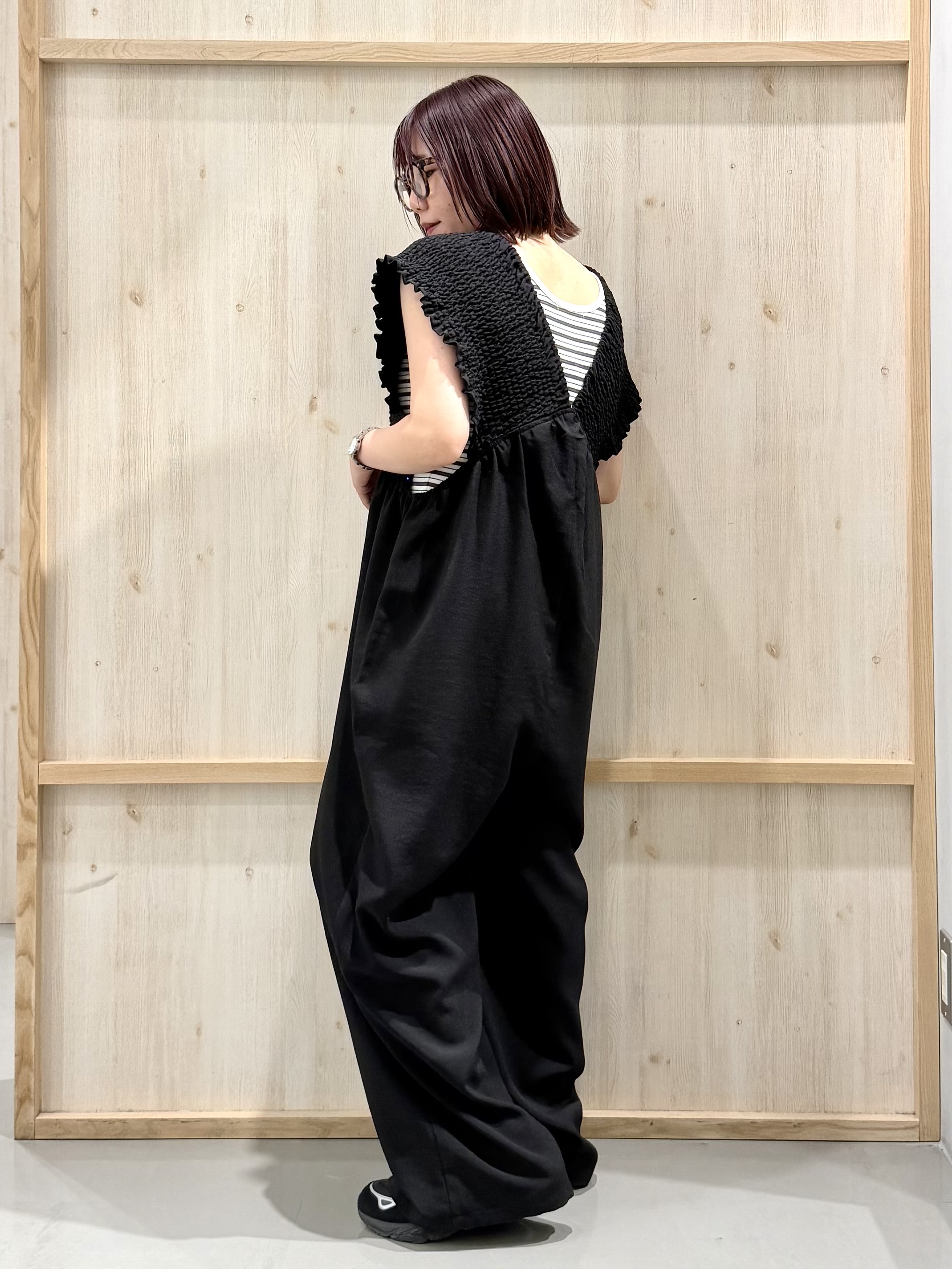 nanaさんの「THE SHOP TK｜ラクに着られてすっきり見え シャーリングサロペット」を使ったコーディネート
