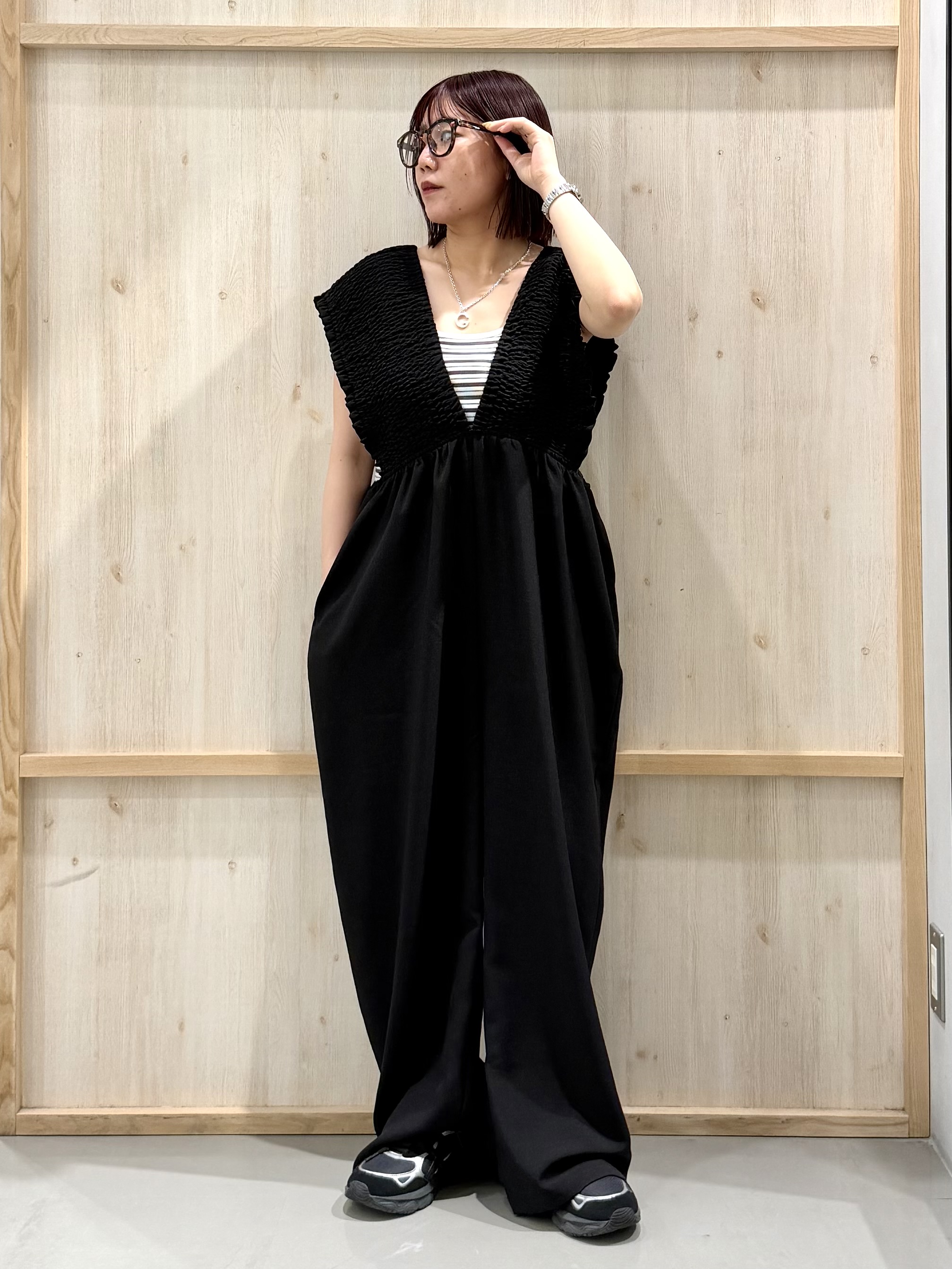 nanaさんの「THE SHOP TK｜ラクに着られてすっきり見え シャーリングサロペット」を使ったコーディネート