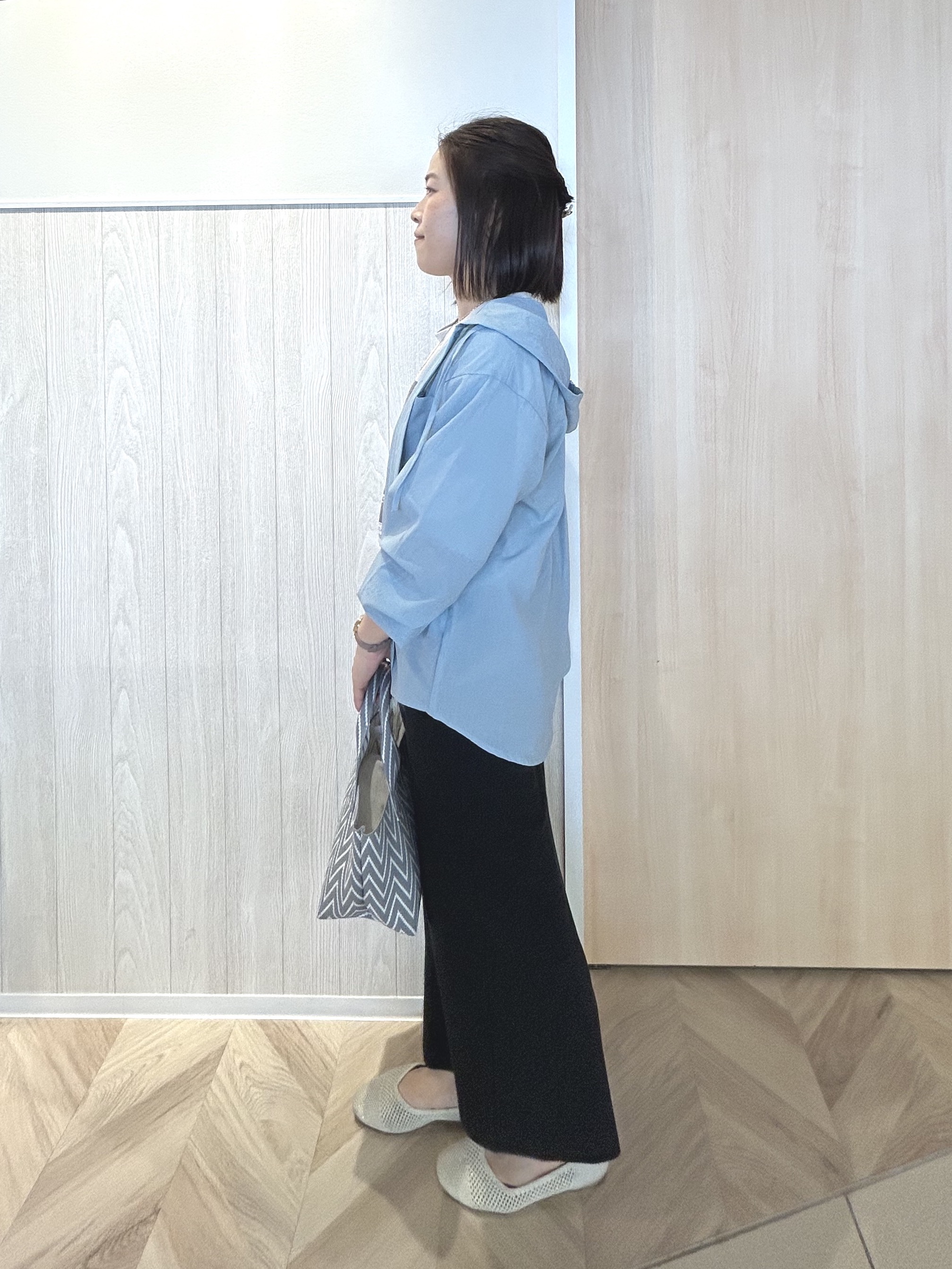 tomoさんの「SHOO･LA･RUE｜【さらり快適/洗濯機可/S-LL】UVカット機能付き ライトな着心地 ひんやりシャツパーカ」を使ったコーディネート