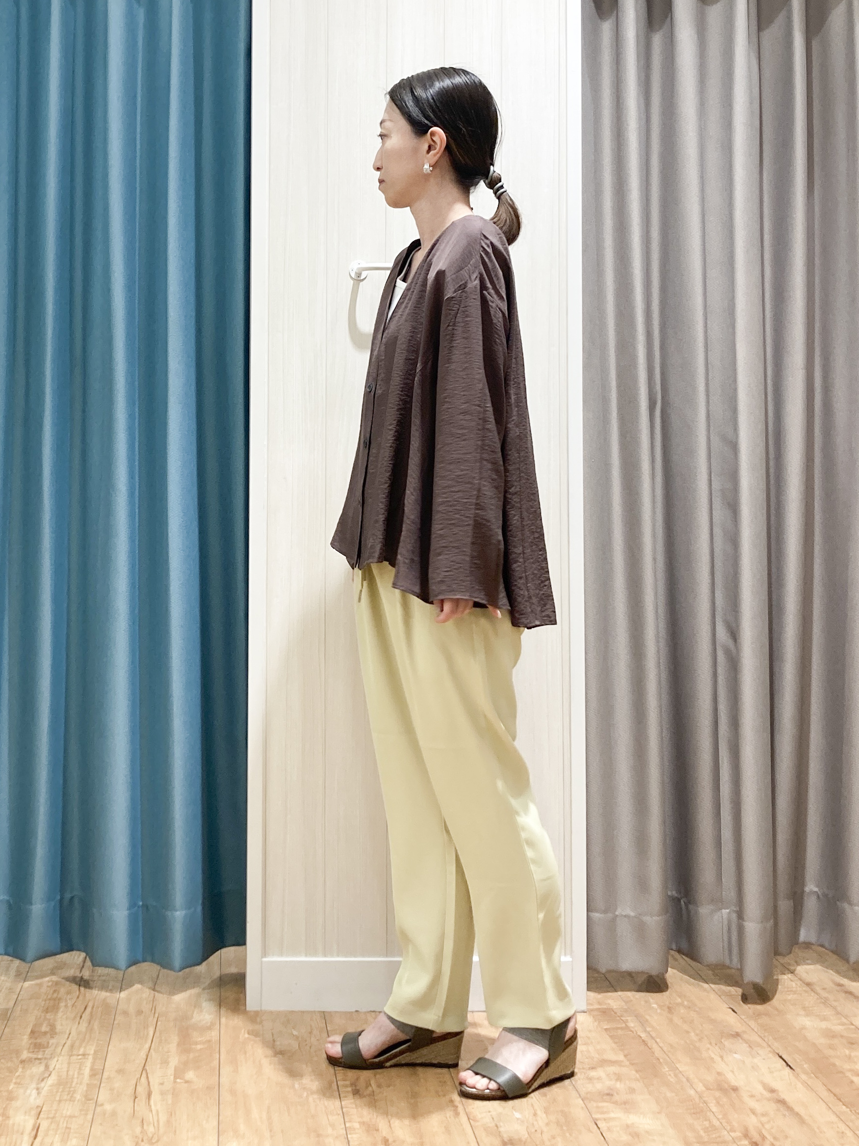 thさんの「SHOO･LA･RUE｜【洗濯機可/S-LL】お顔周りすっきり 大人のシアーシャツカーディガン」を使ったコーディネート
