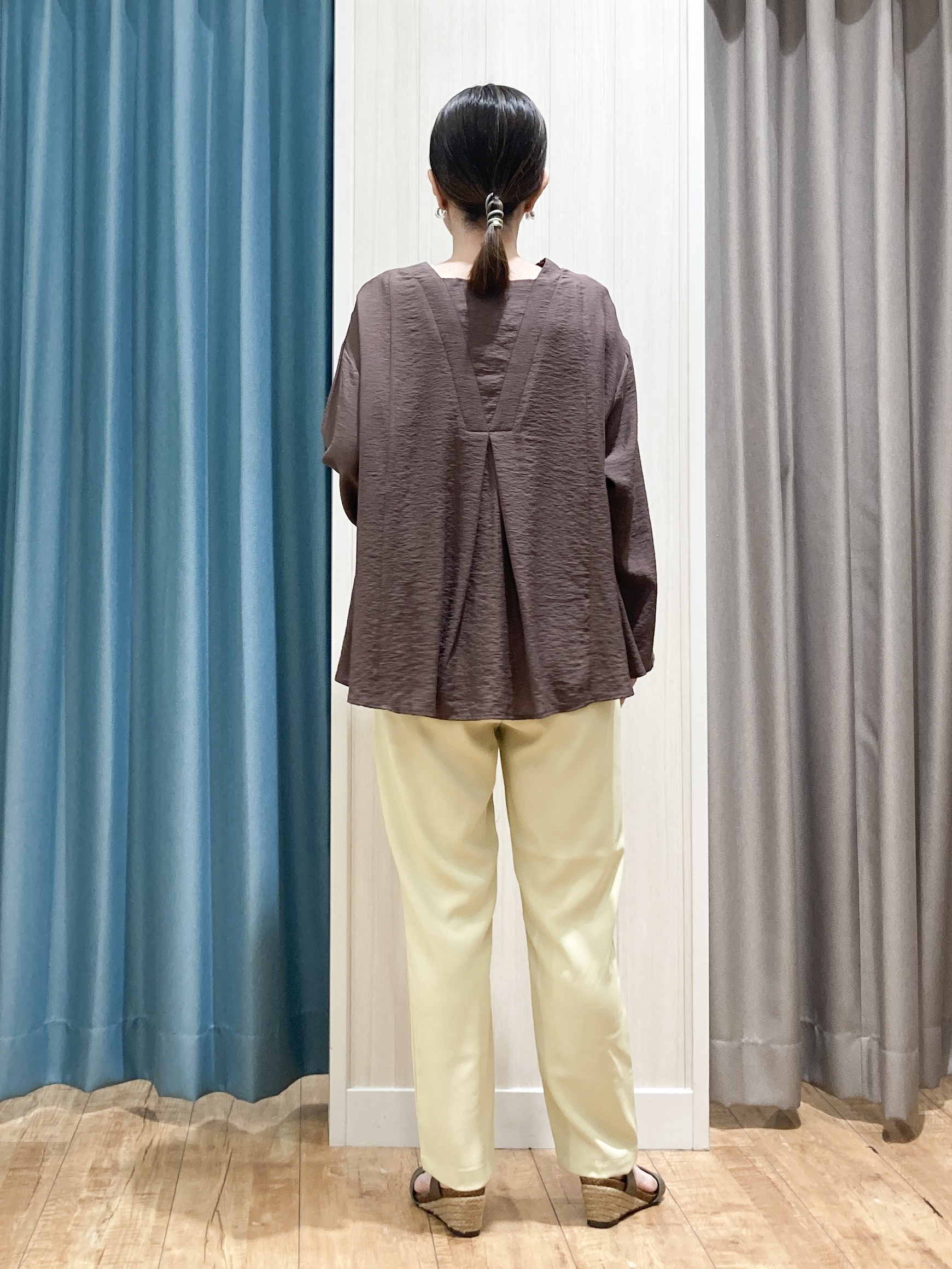 thさんの「SHOO･LA･RUE｜【洗濯機可/S-LL】お顔周りすっきり 大人のシアーシャツカーディガン」を使ったコーディネート