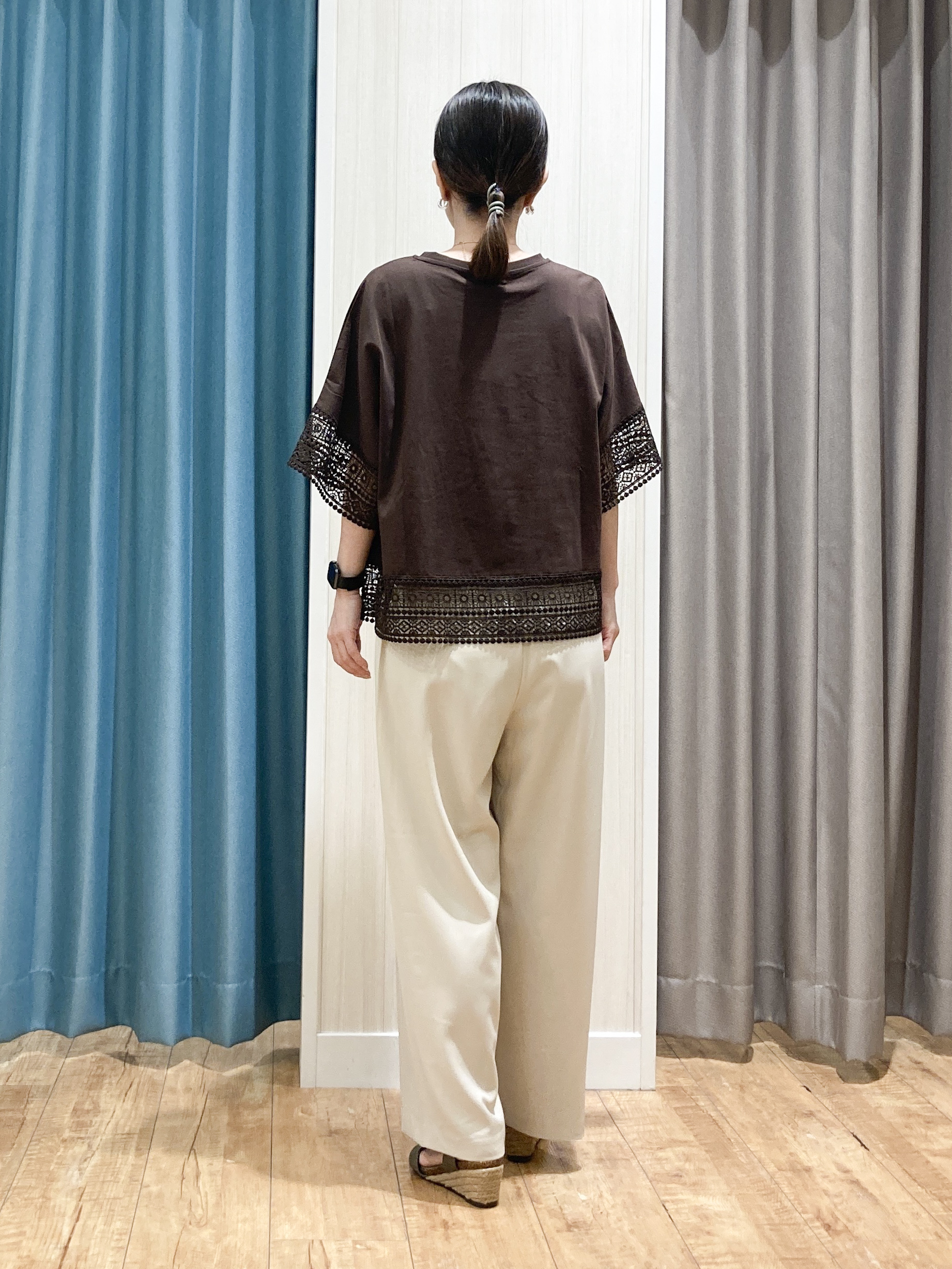 thさんの「SHOO･LA･RUE｜【洗濯機可/ひんやり/体型カバー/S-LL】レース使いがポイント デザインTシャツ」を使ったコーディネート