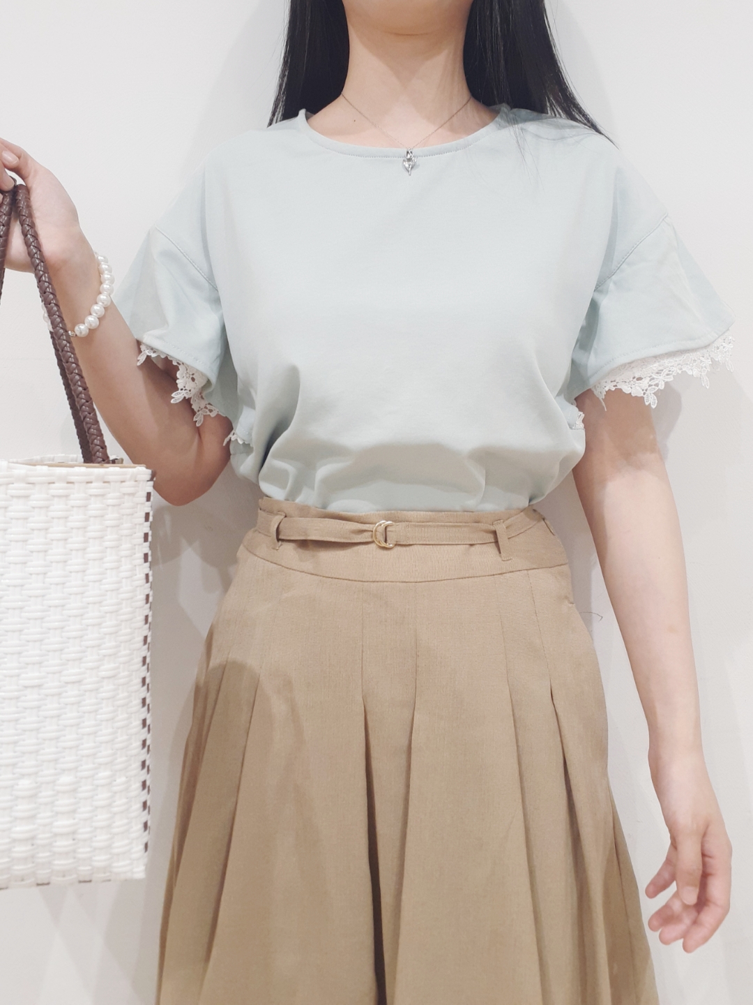 にこさんの「grove｜【二の腕カバー、UV/ひんやり】涼しく華やかに、レースレイヤードスリーブTシャツ」を使ったコーディネート