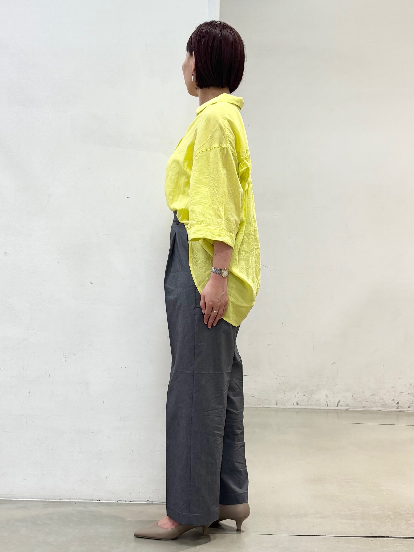 fujiさんの「THE SHOP TK｜ポジティブカラーが映える　バイオウォッシュバックギャザーシャツ」を使ったコーディネート