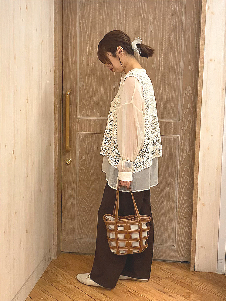 makuchanさんの「SHOO･LA･RUE｜【2点セット/S-LL】透かしクロシェ編みベスト＋ロゴT 大人の涼やかセット」を使ったコーディネート