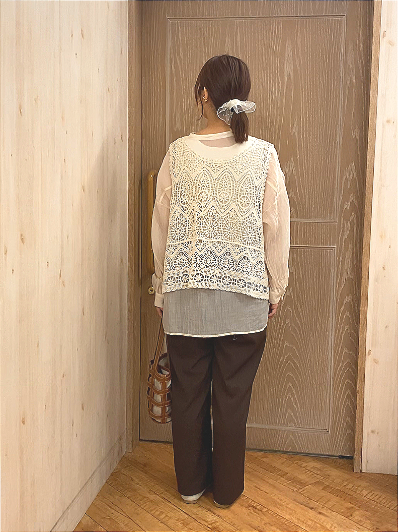 makuchanさんの「SHOO･LA･RUE｜【2点セット/S-LL】透かしクロシェ編みベスト＋ロゴT 大人の涼やかセット」を使ったコーディネート