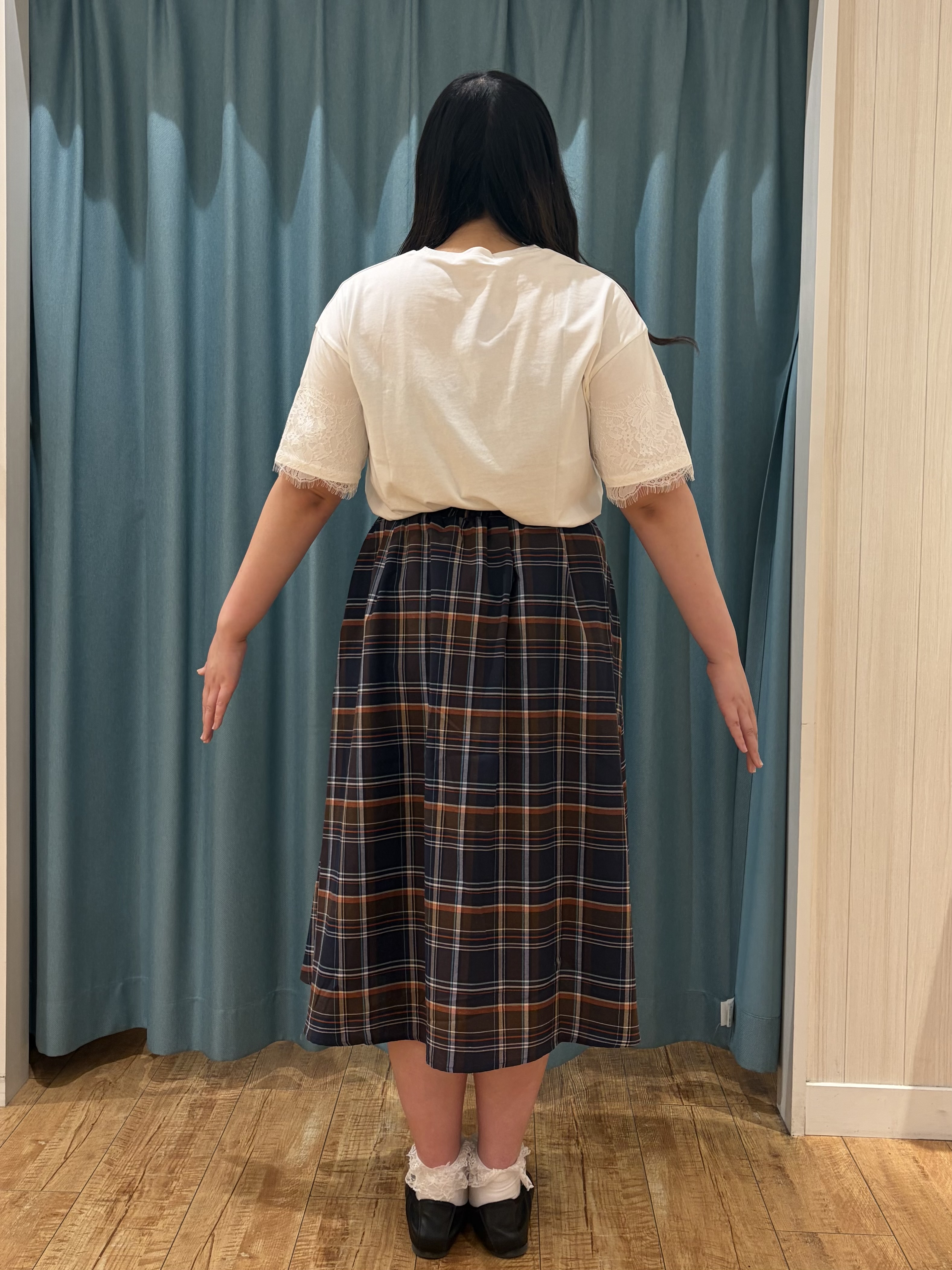 うりさんの「SHOO･LA･RUE｜【ひんやり/洗濯機可】レースデザインでこなれ見え ロゴプリントTシャツ」を使ったコーディネート