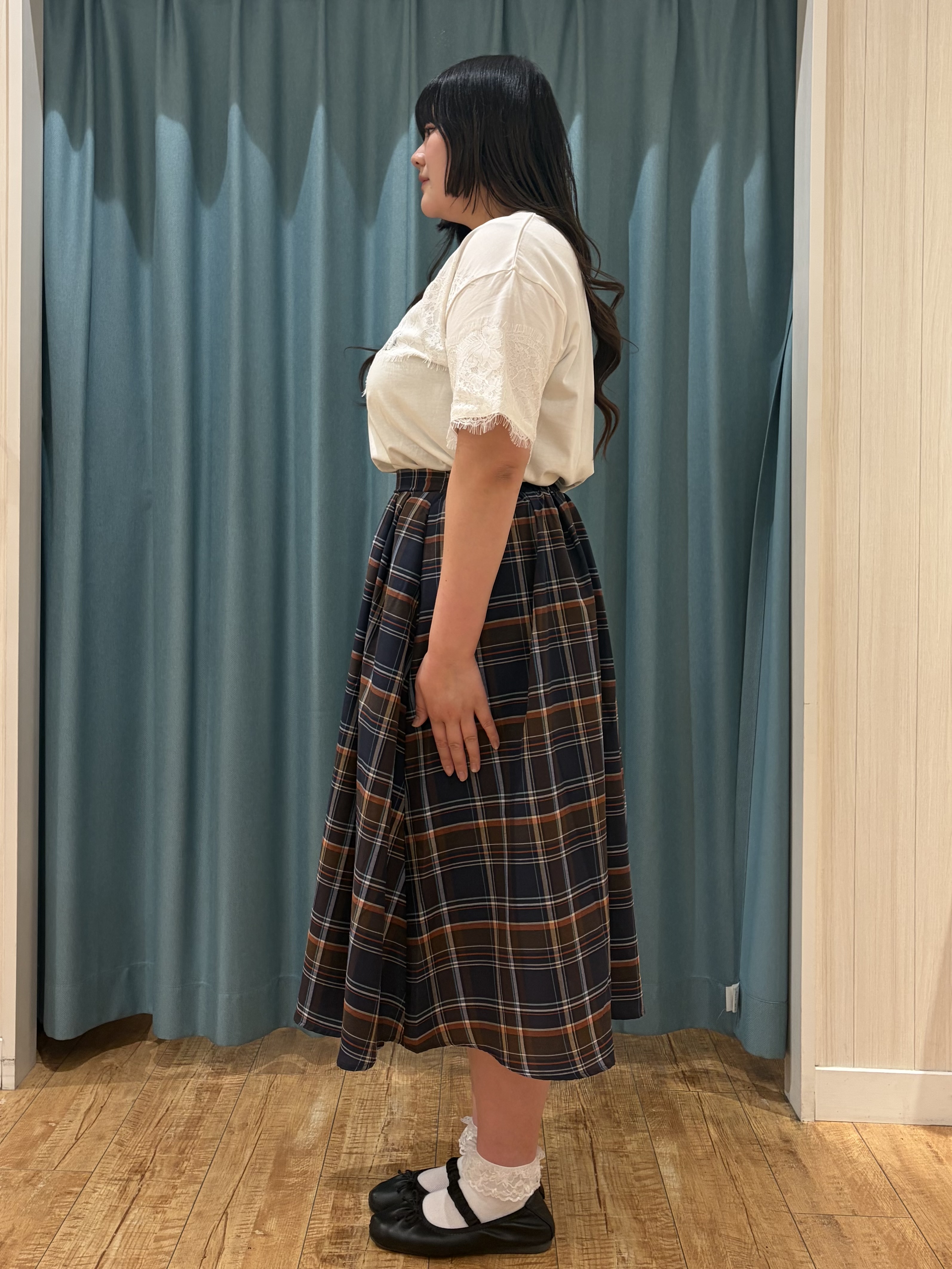 うりさんの「SHOO･LA･RUE｜【ひんやり/洗濯機可】レースデザインでこなれ見え ロゴプリントTシャツ」を使ったコーディネート