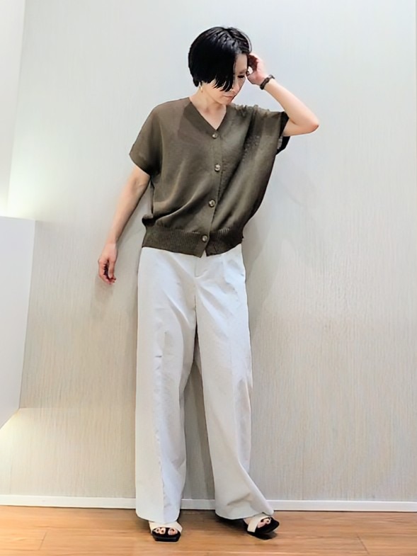 ミズタさんの「UNTITLED｜【洗える/清涼感】ドライタッチスリーブレスカーディガン」を使ったコーディネート