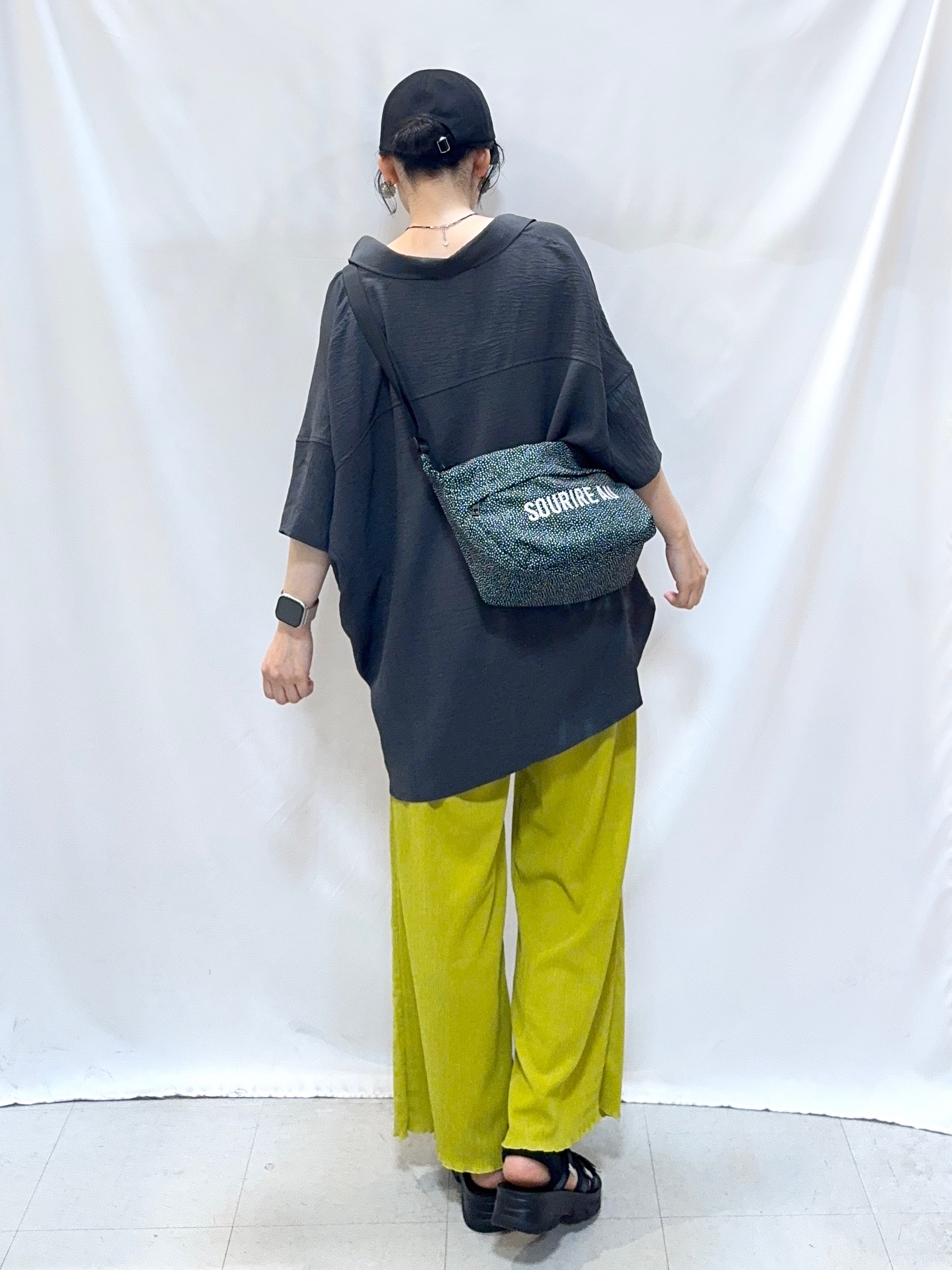 𝐇𝐢𝐫𝐨𝐦𝐢さんの「SHOO･LA･RUE｜【高レビュー/洗濯後しわになりにくい/体型カバー】きちんとゆるっと 大人の抜け感 ポンチョ風カラーシ」を使ったコーディネート