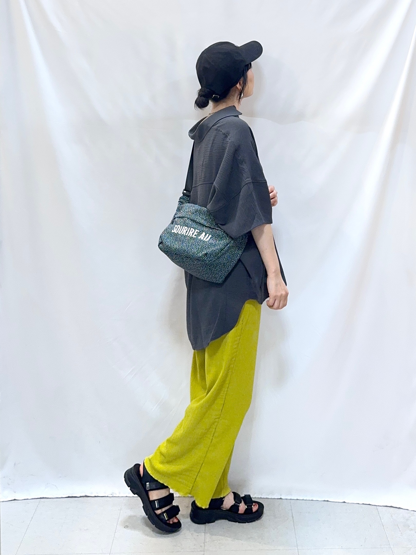𝐇𝐢𝐫𝐨𝐦𝐢さんの「SHOO･LA･RUE｜【高レビュー/洗濯後しわになりにくい/体型カバー】きちんとゆるっと 大人の抜け感 ポンチョ風カラーシ」を使ったコーディネート