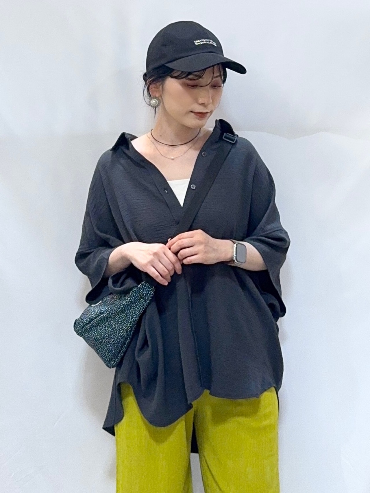𝐇𝐢𝐫𝐨𝐦𝐢さんの「SHOO･LA･RUE｜【高レビュー/洗濯後しわになりにくい/体型カバー】きちんとゆるっと 大人の抜け感 ポンチョ風カラーシ」を使ったコーディネート