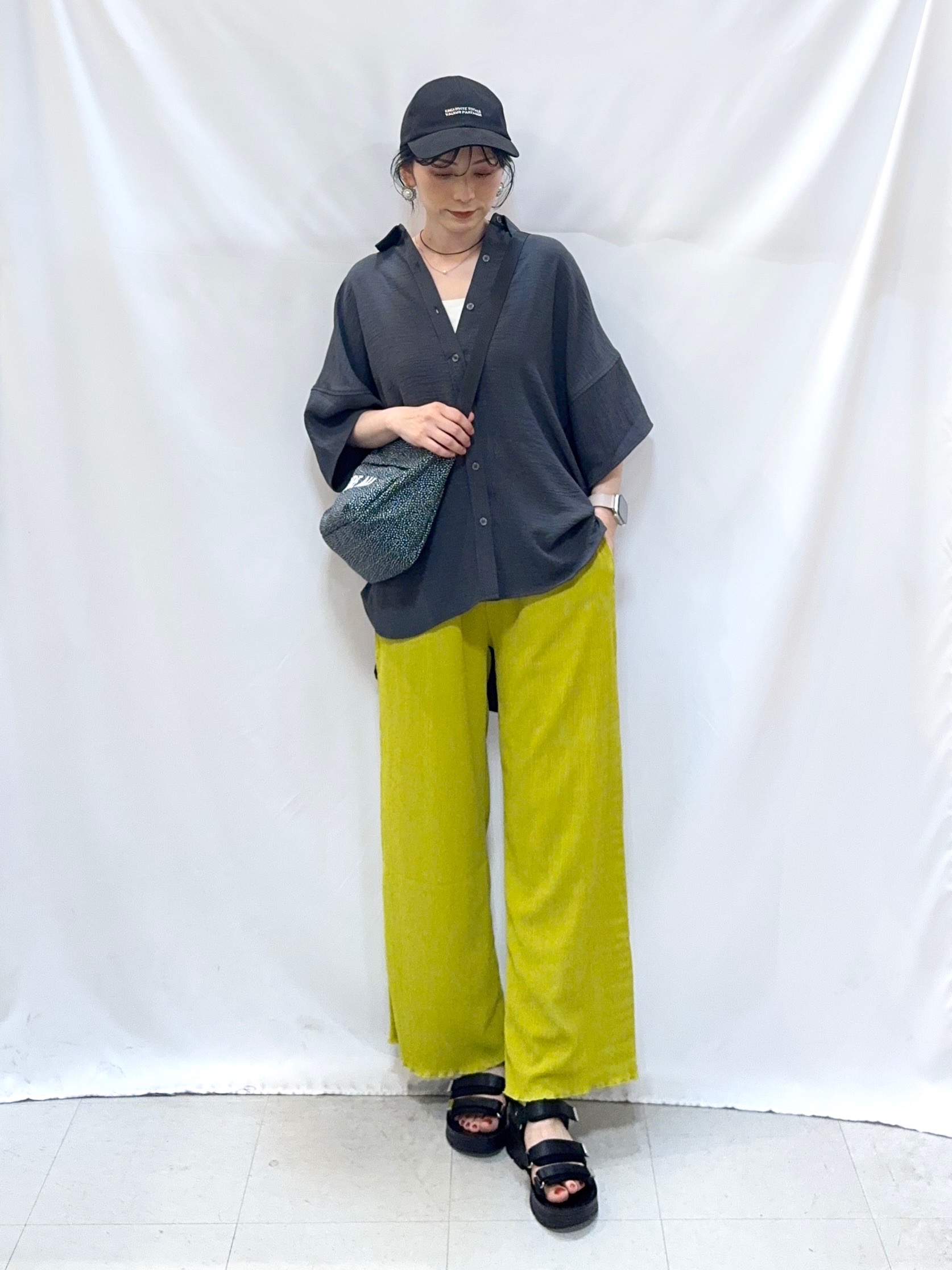 𝐇𝐢𝐫𝐨𝐦𝐢さんの「SHOO･LA･RUE｜【高レビュー/洗濯後しわになりにくい/体型カバー】きちんとゆるっと 大人の抜け感 ポンチョ風カラーシ」を使ったコーディネート