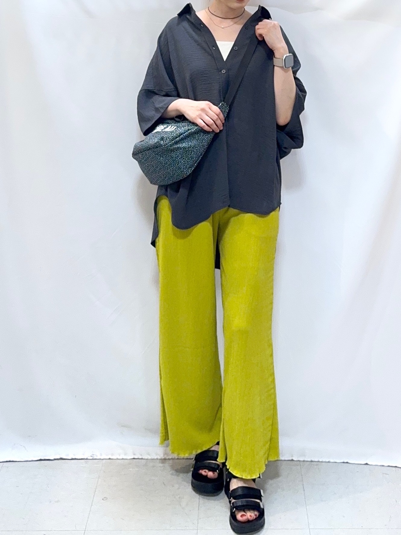 𝐇𝐢𝐫𝐨𝐦𝐢さんの「SHOO･LA･RUE｜【高レビュー/洗濯後しわになりにくい/体型カバー】きちんとゆるっと 大人の抜け感 ポンチョ風カラーシ」を使ったコーディネート