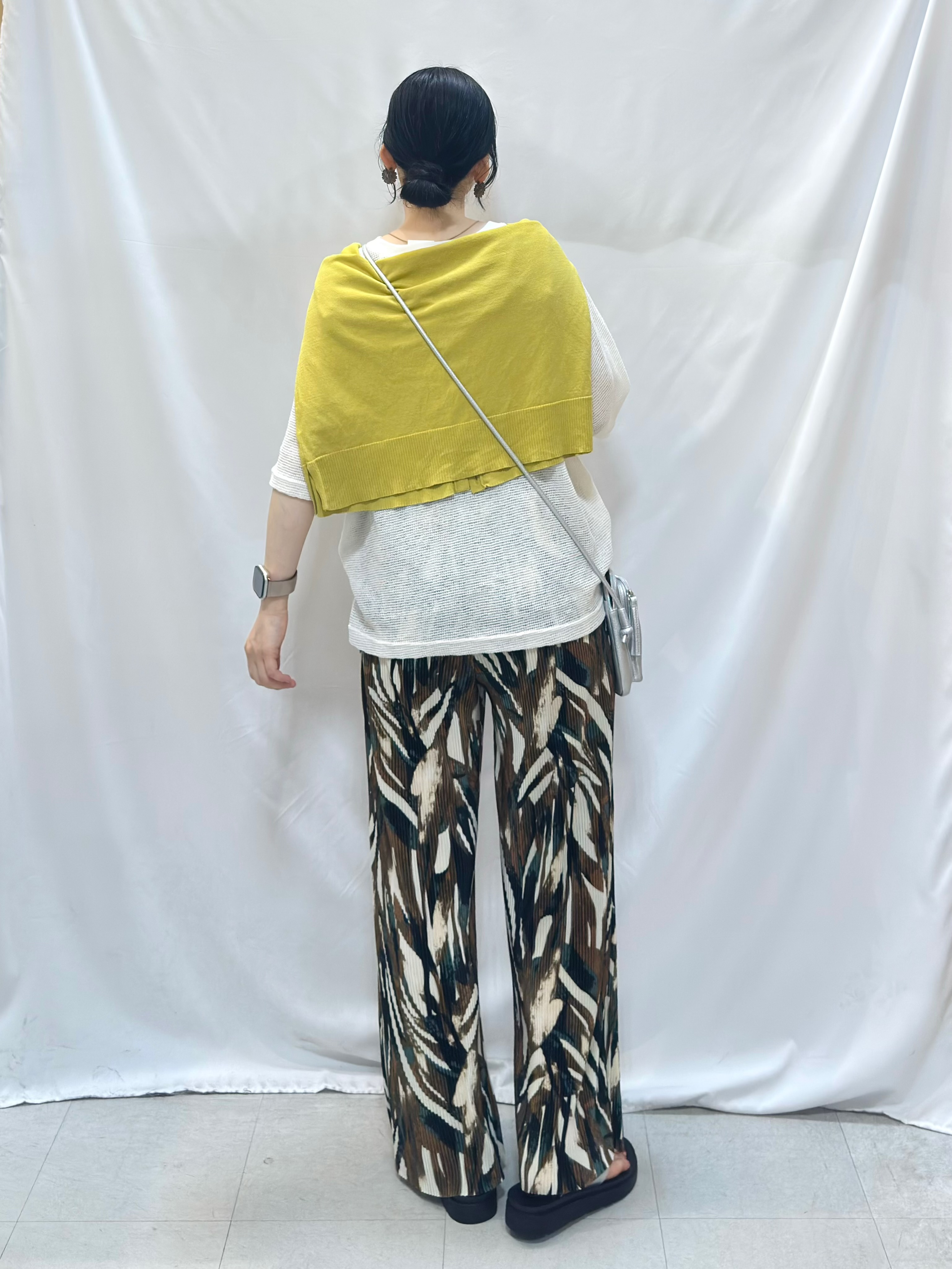 𝐇𝐢𝐫𝐨𝐦𝐢さんの「SHOO･LA･RUE｜【洗濯機可/ひんやり/UV】さらっとしたタッチが心地よい ショート丈 Vネックカーディガン」を使ったコーディネート
