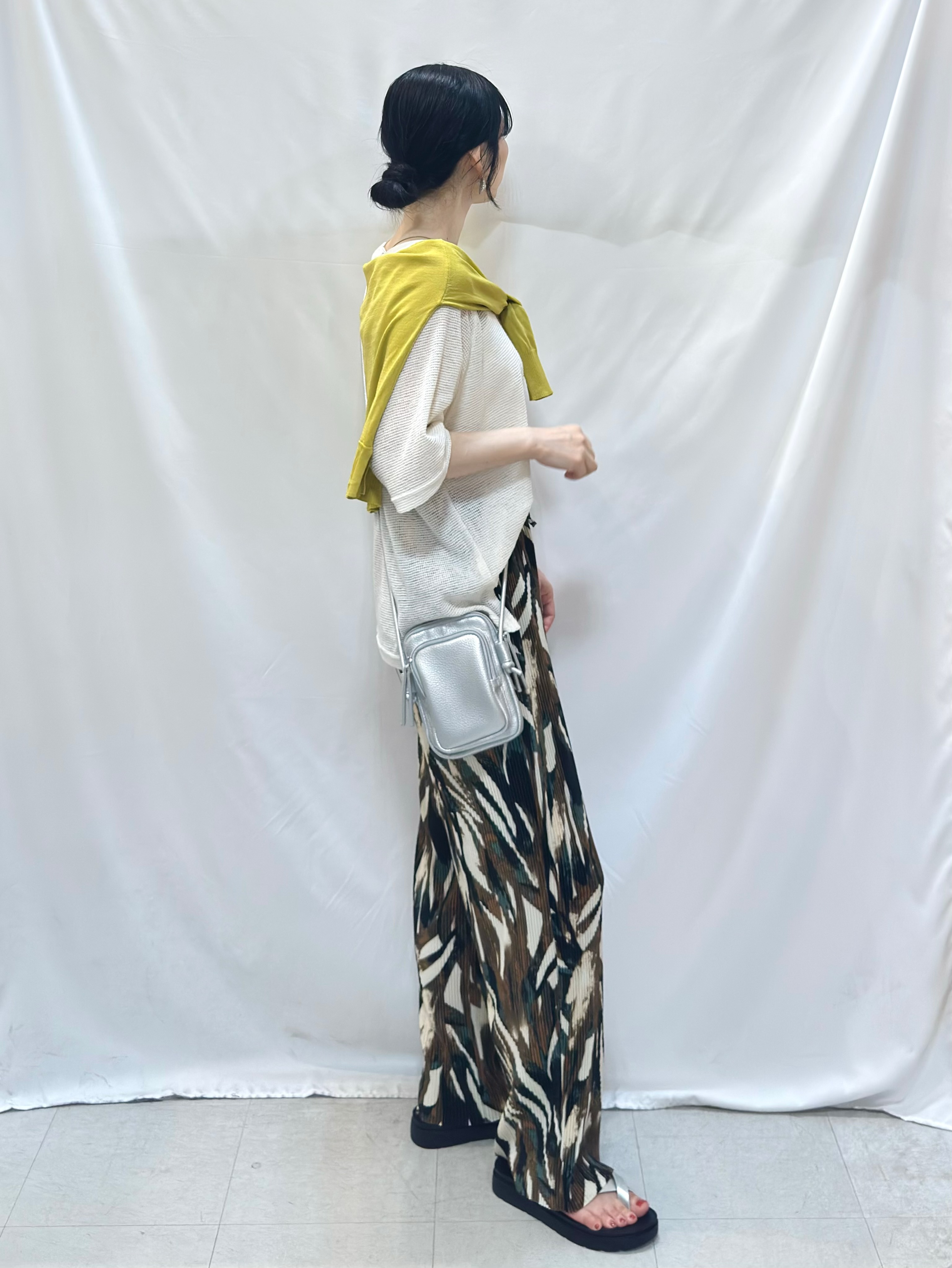 𝐇𝐢𝐫𝐨𝐦𝐢さんの「SHOO･LA･RUE｜【洗濯機可/ひんやり/UV】さらっとしたタッチが心地よい ショート丈 Vネックカーディガン」を使ったコーディネート