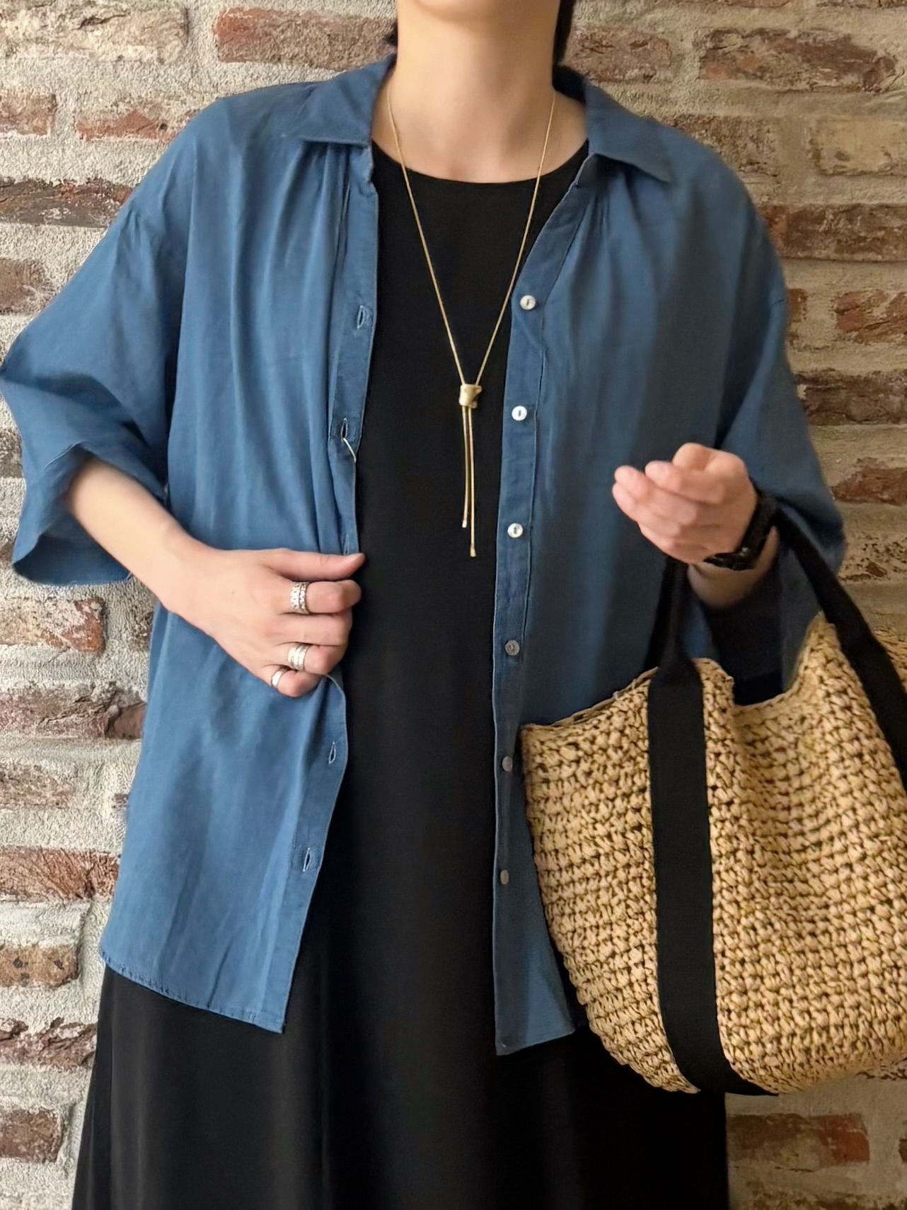 しばさんの「THE SHOP TK｜ポジティブカラーが映える　バイオウォッシュバックギャザーシャツ」を使ったコーディネート