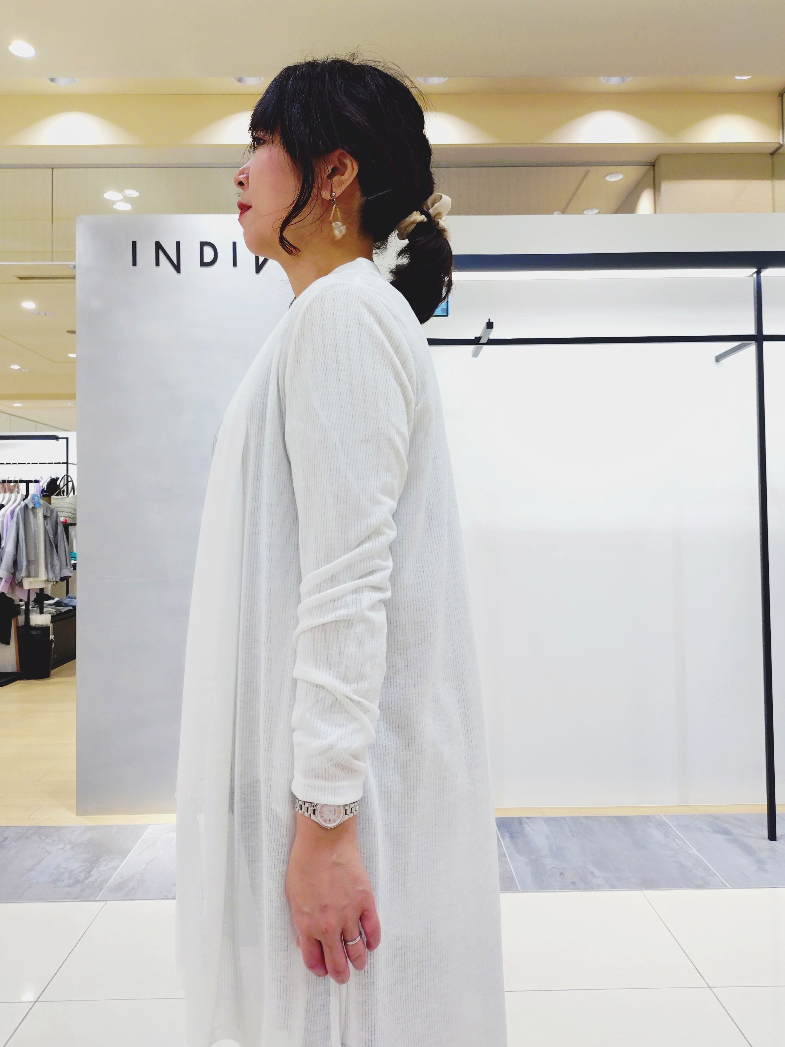 TOMOMIさんの「INDIVI｜【洗える／アンサンブル可能】シアースストライプカーディガン」を使ったコーディネート