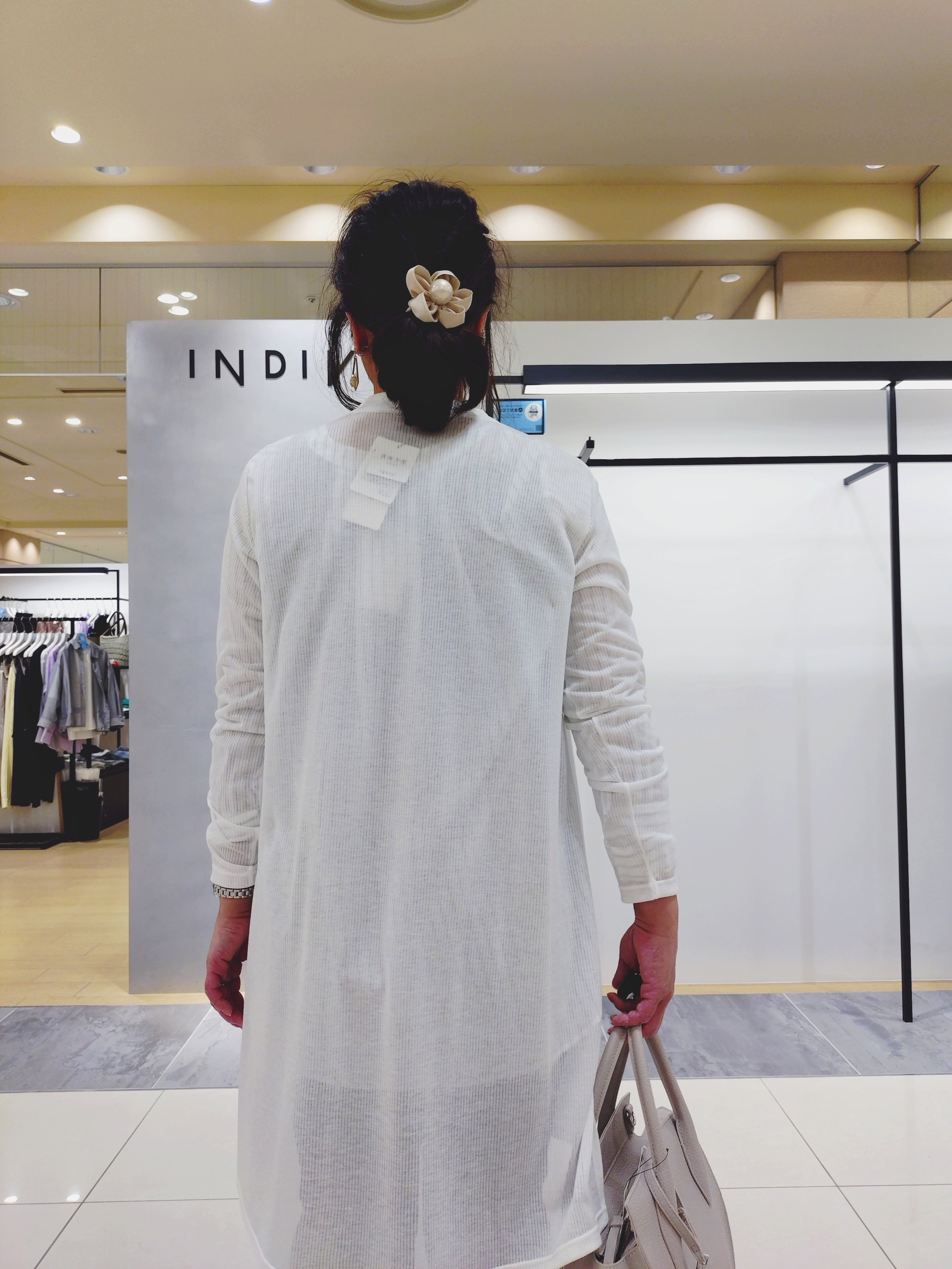 TOMOMIさんの「INDIVI｜【洗える／アンサンブル可能】シアースストライプカーディガン」を使ったコーディネート