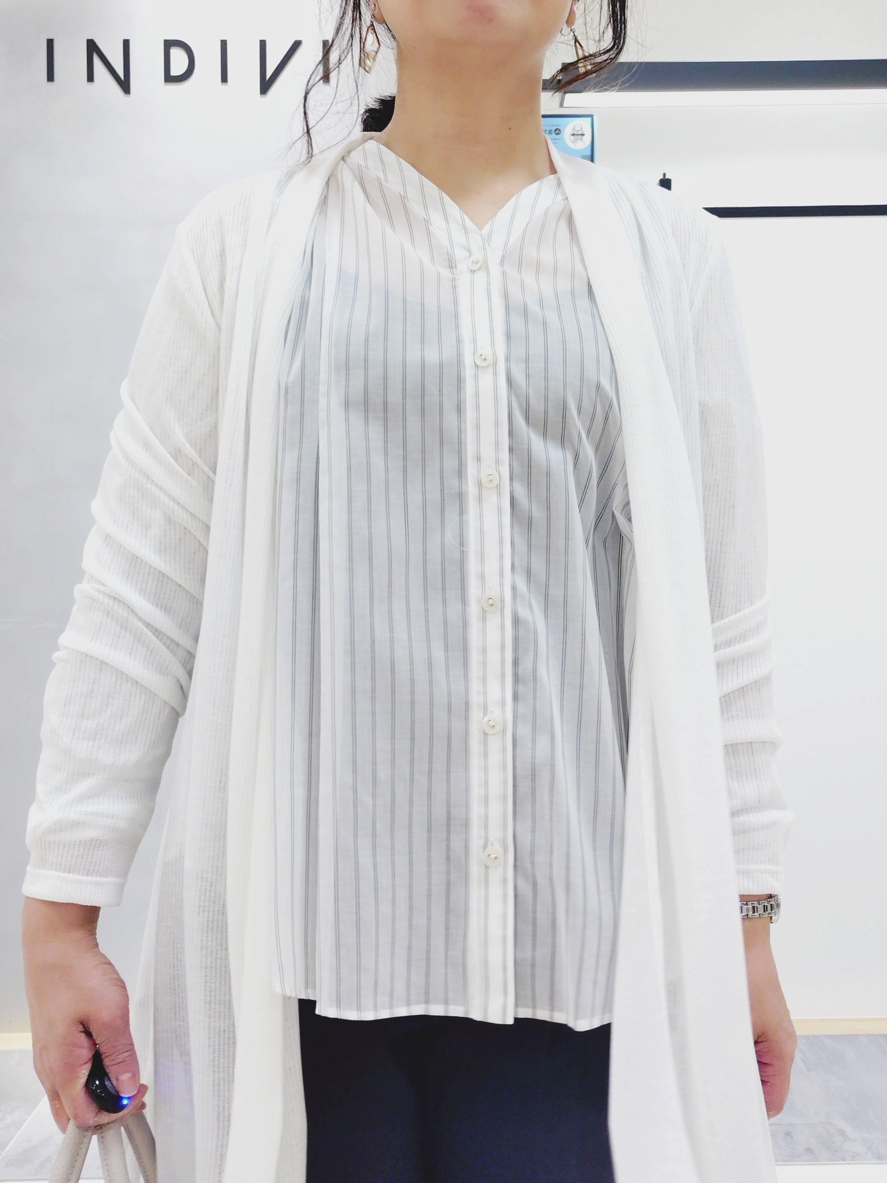 TOMOMIさんの「INDIVI｜【洗える／アンサンブル可能】シアースストライプカーディガン」を使ったコーディネート