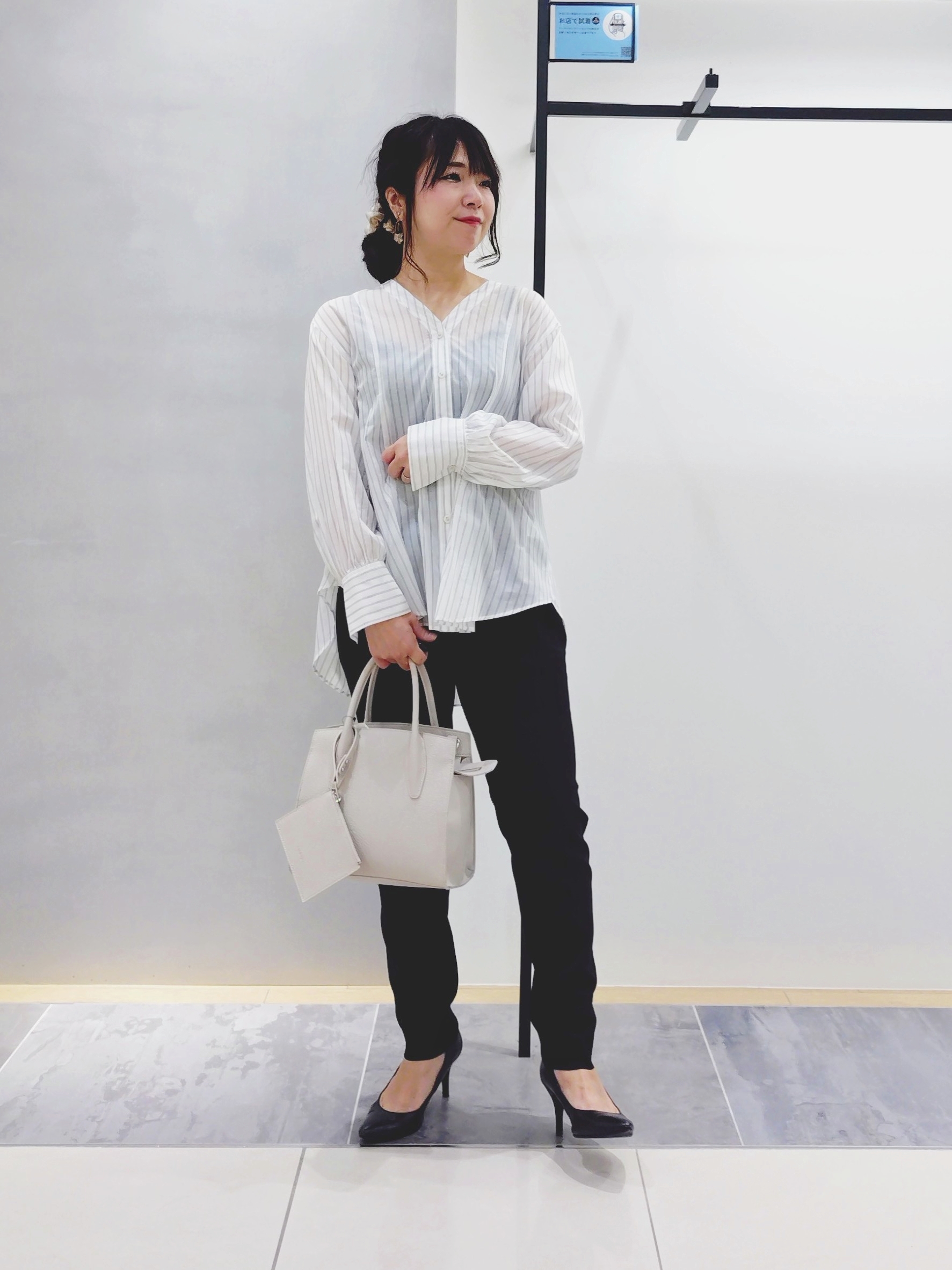 TOMOMIさんの「INDIVI｜【洗える／アンサンブル可能】シアースストライプカーディガン」を使ったコーディネート