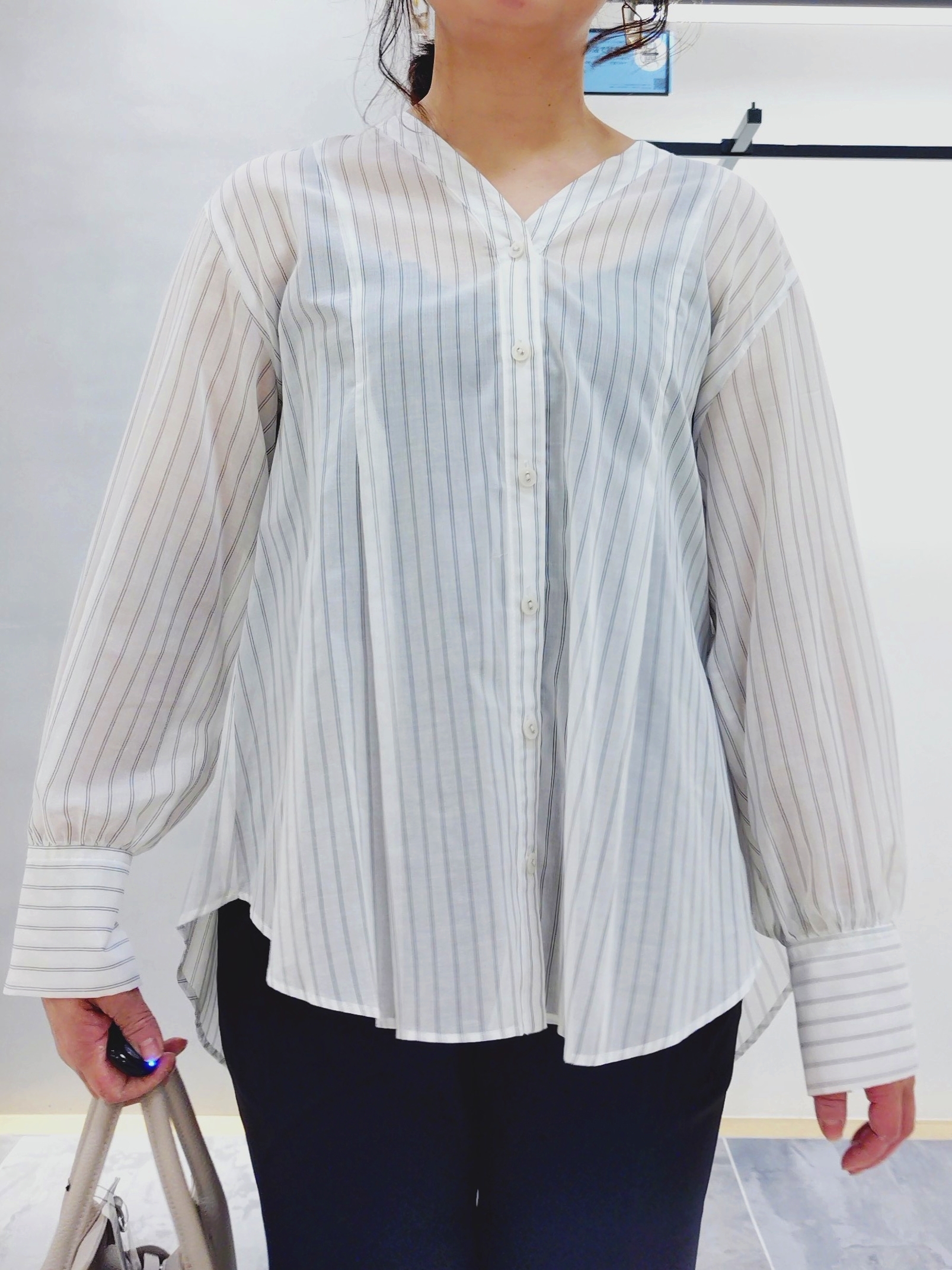 TOMOMIさんの「INDIVI｜【洗える／アンサンブル可能】シアースストライプカーディガン」を使ったコーディネート