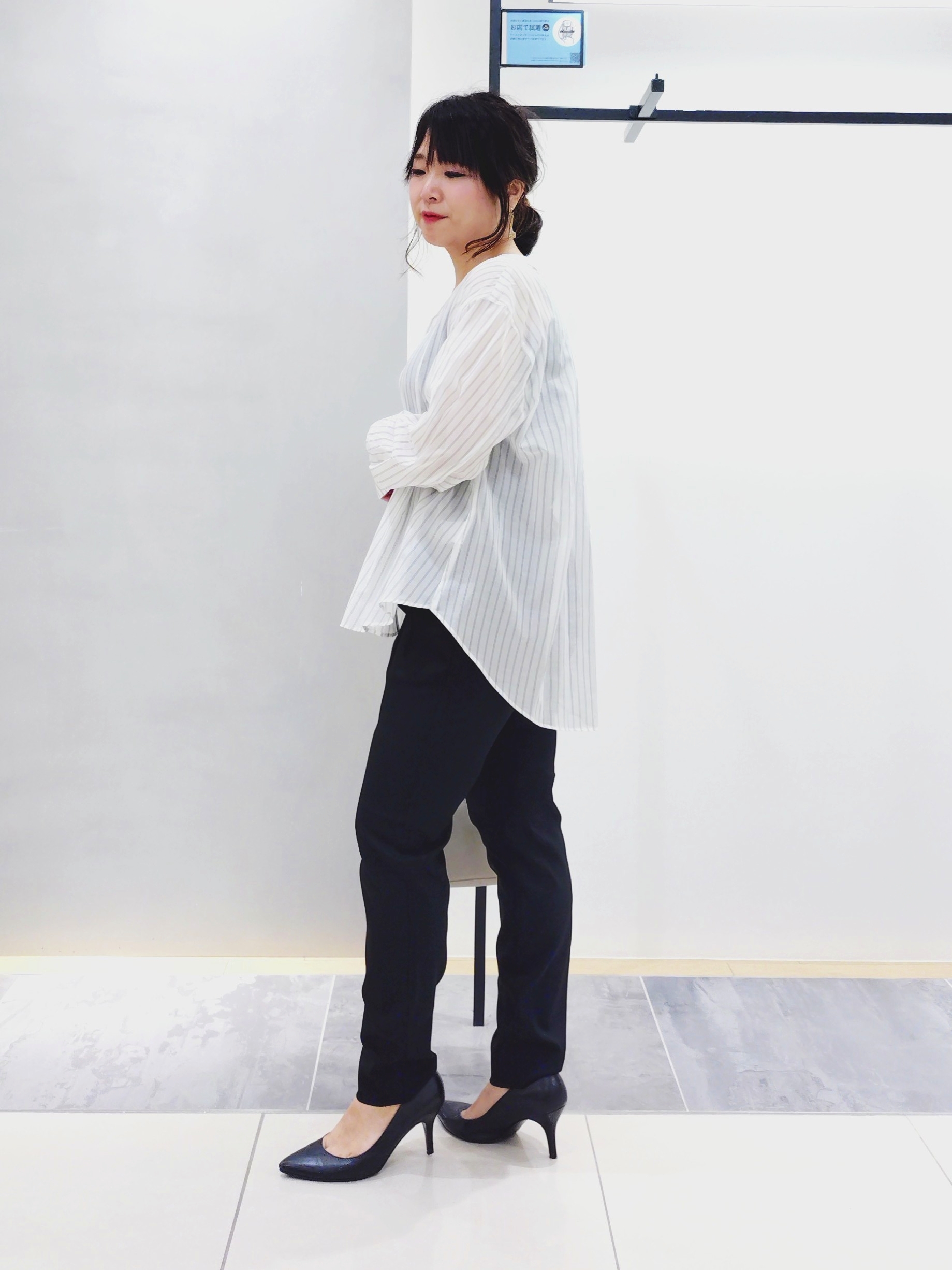 TOMOMIさんの「INDIVI｜【洗える／アンサンブル可能】シアースストライプカーディガン」を使ったコーディネート
