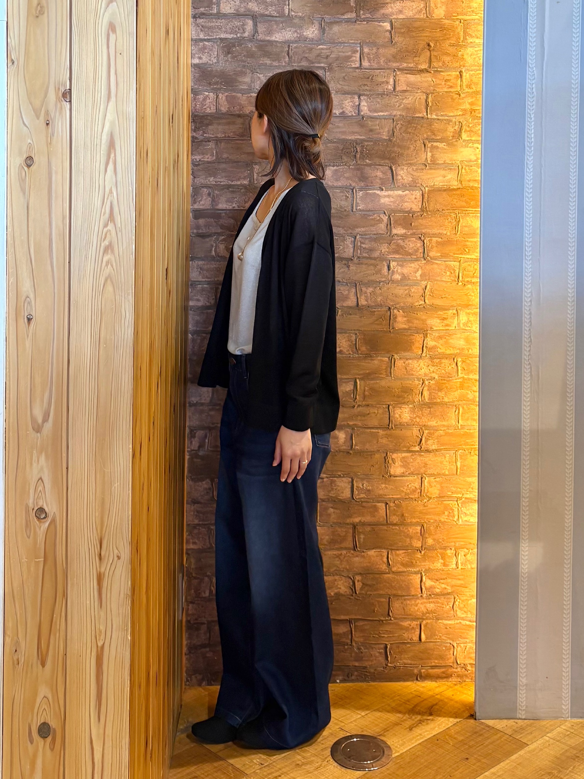 mieさんの「SHOO･LA･RUE｜【ひんやり/洗濯機可/S-LL】オンにもオフにも マルチに使えるボタンレスカーディガン」を使ったコーディネート