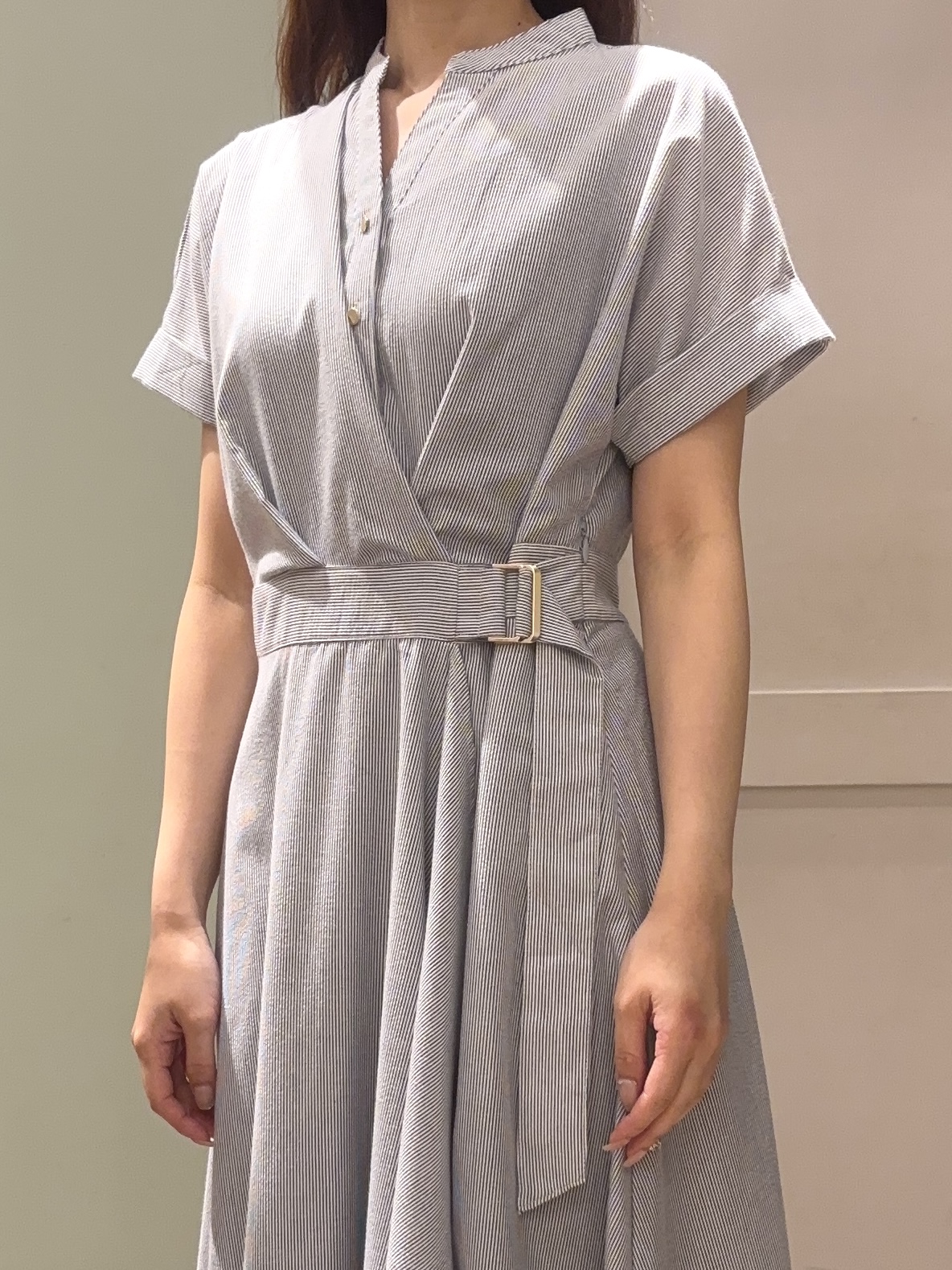しばみさんの「grove｜【洗える】さらっと軽やか、カシュクール風サッカーワンピース」を使ったコーディネート