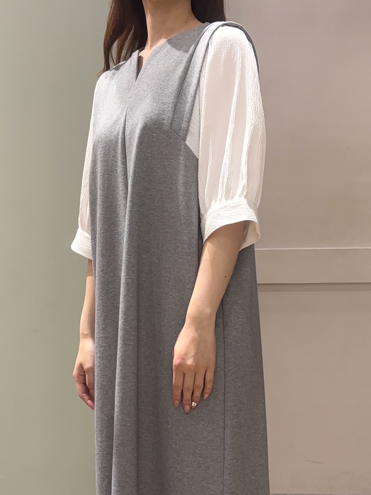 しばみさんの「grove｜高評価！【体型カバー/洗える】袖布帛ポンチワンピース」を使ったコーディネート
