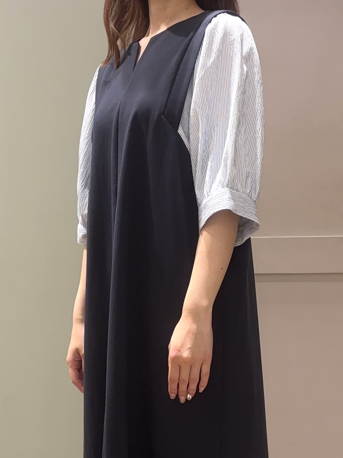 しばみさんの「grove｜高評価！【体型カバー/洗える】袖布帛ポンチワンピース」を使ったコーディネート
