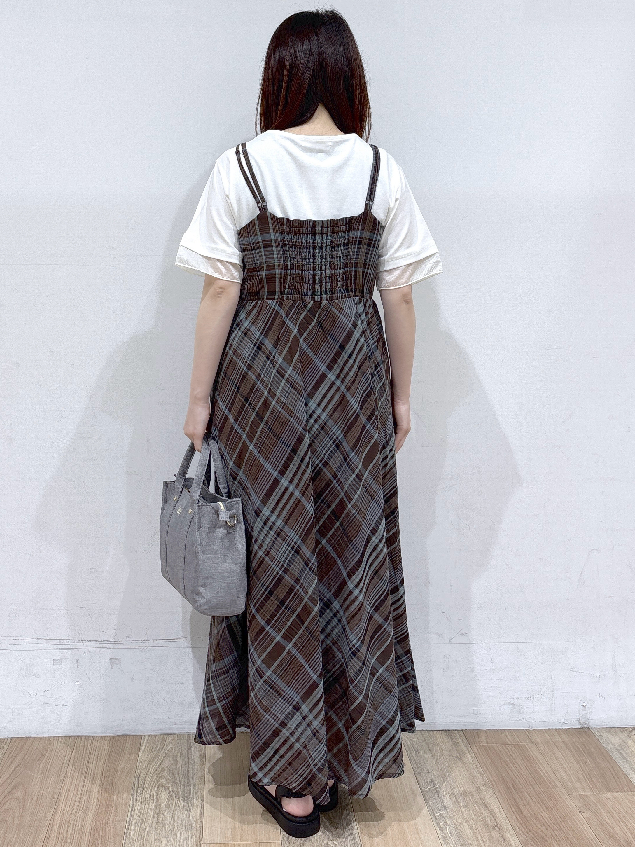 るーさんの「grove｜【二の腕カバー/UVカット・ひんやり】袖口シアースクエアネックTシャツ」を使ったコーディネート