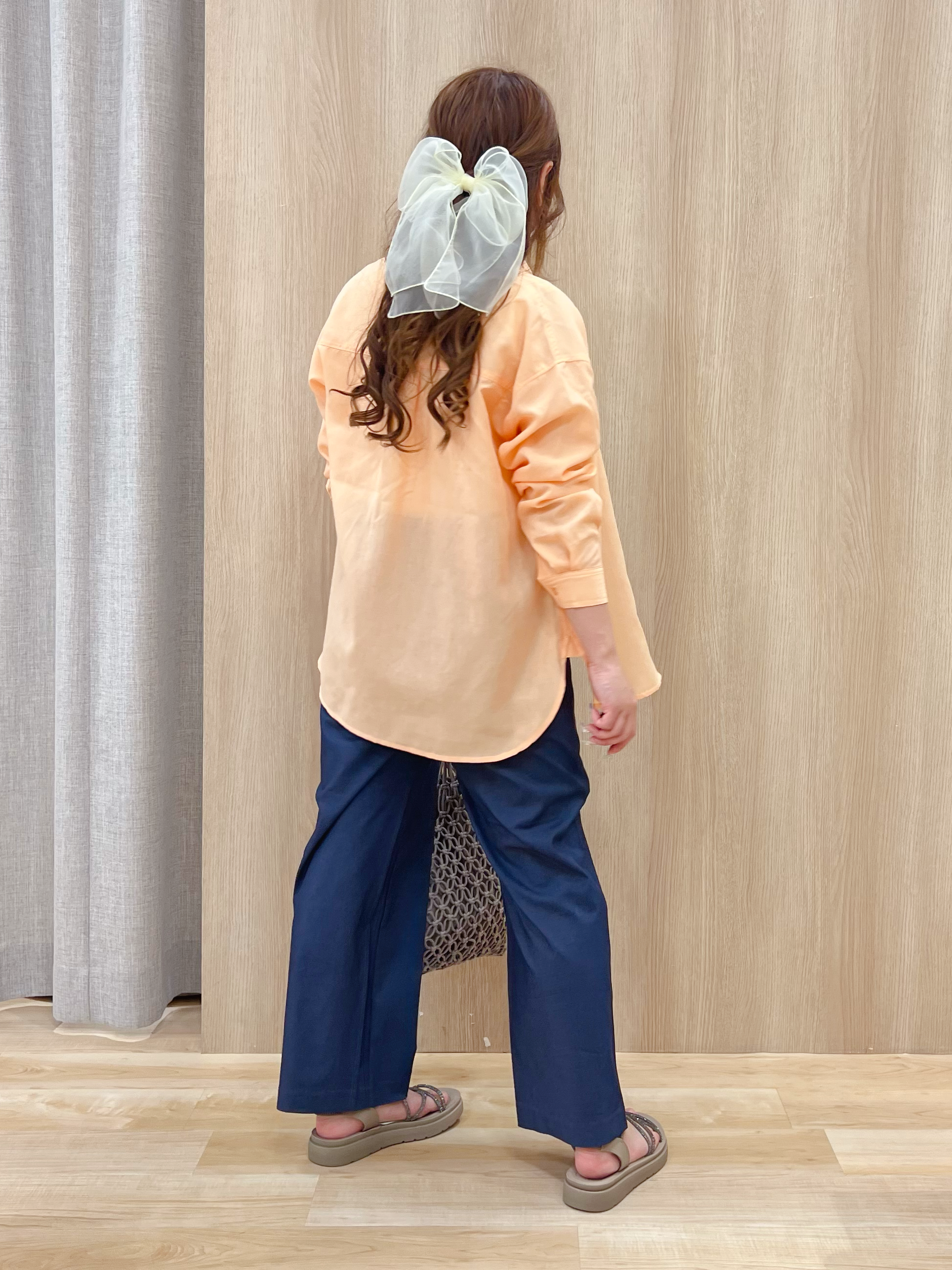 みことさんの「grove｜【洗濯機OK・ひんやり】朝晩の気温差に◎軽やかシアーシャツ」を使ったコーディネート