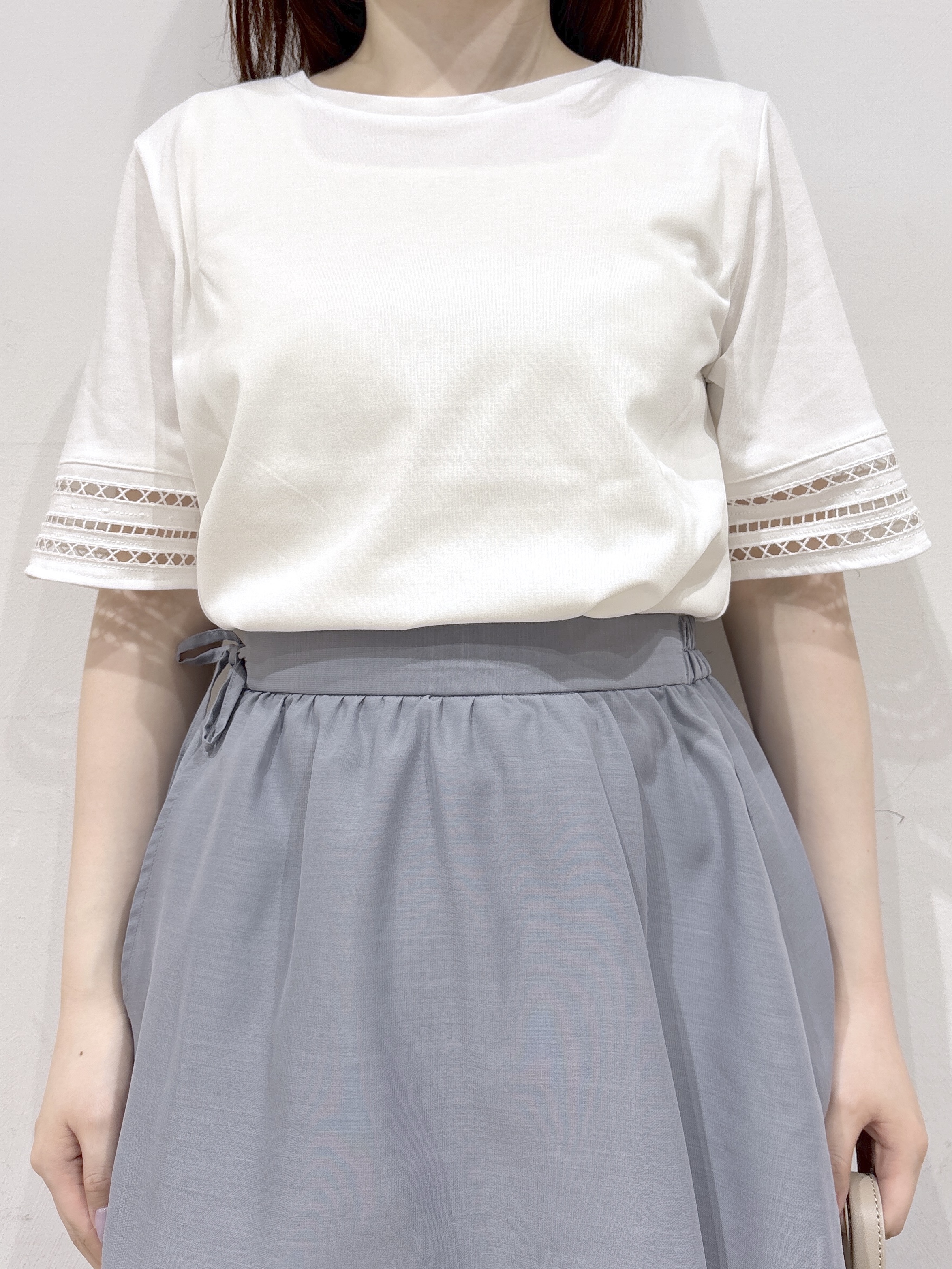 るーさんの「grove｜【二の腕カバー/UV・ひんやり】袖口透かし刺繍Tシャツ」を使ったコーディネート