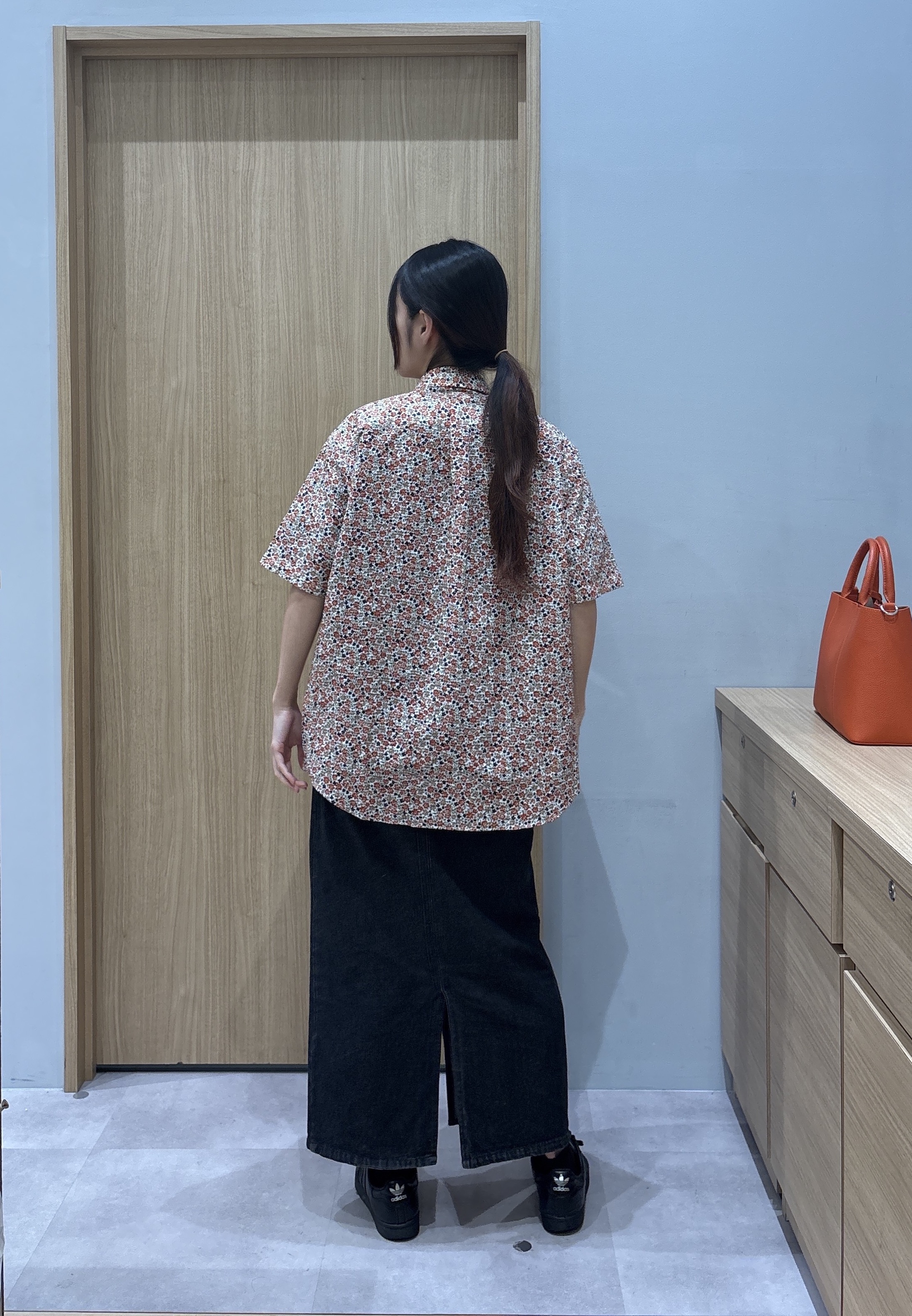 よぴさんの「TAKEO KIKUCHI｜リップル小花シャツ」を使ったコーディネート