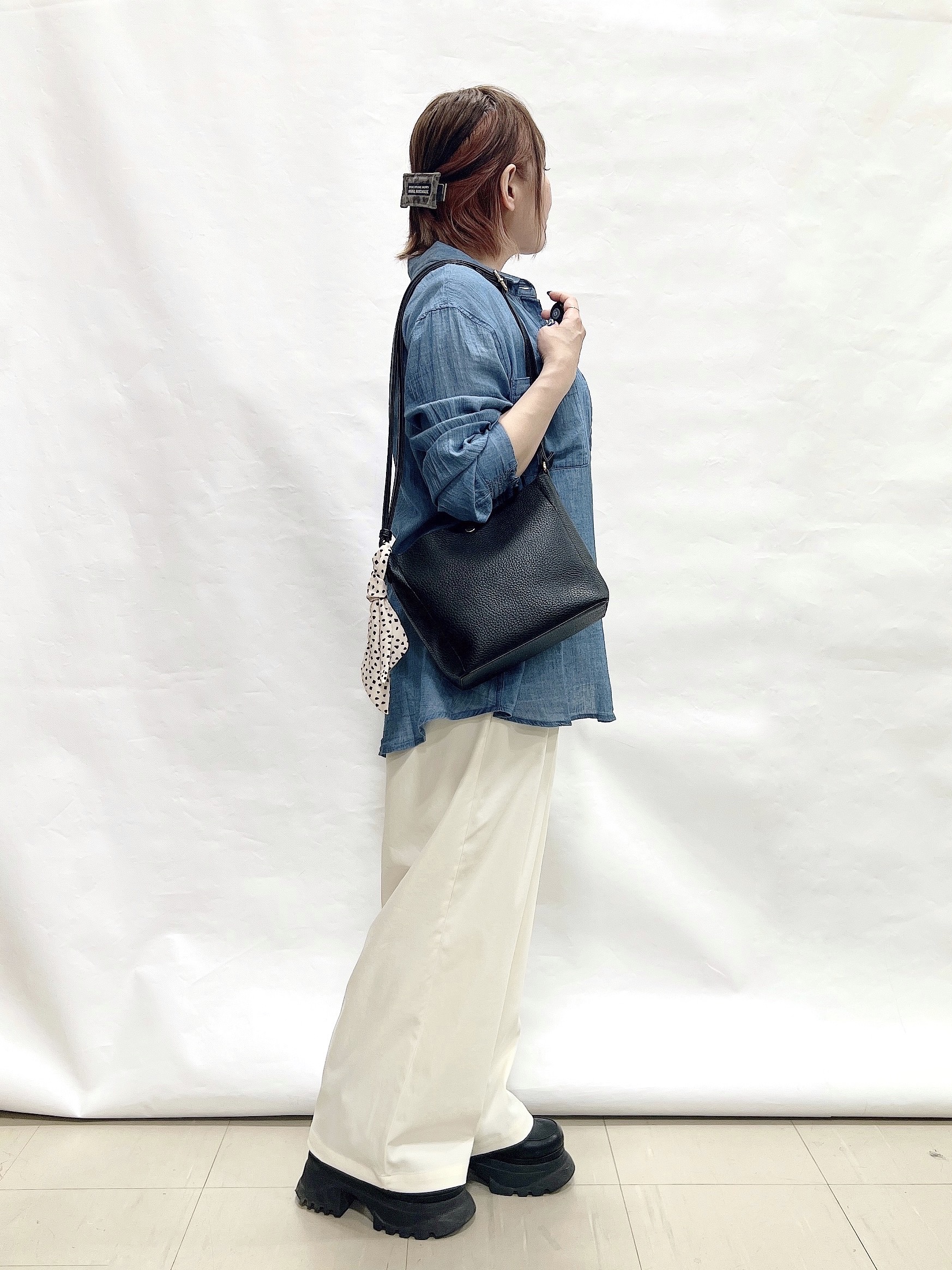 YUIさんの「SHOO･LA･RUE｜【綿100%/UV/S-LL/体型カバー】優しく透ける 柔らかシアーデニムシャツ」を使ったコーディネート