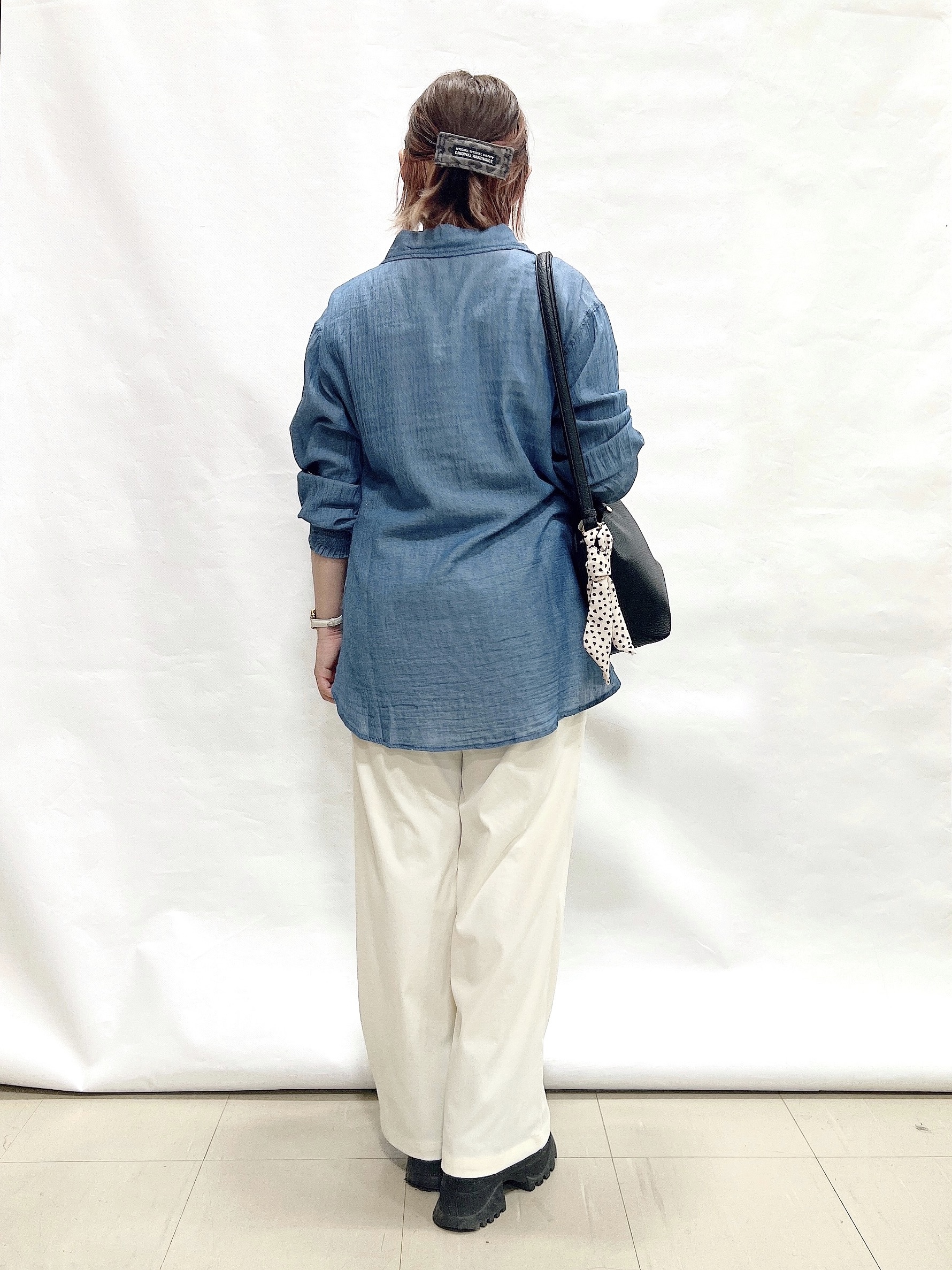 YUIさんの「SHOO･LA･RUE｜【綿100%/UV/S-LL/体型カバー】優しく透ける 柔らかシアーデニムシャツ」を使ったコーディネート