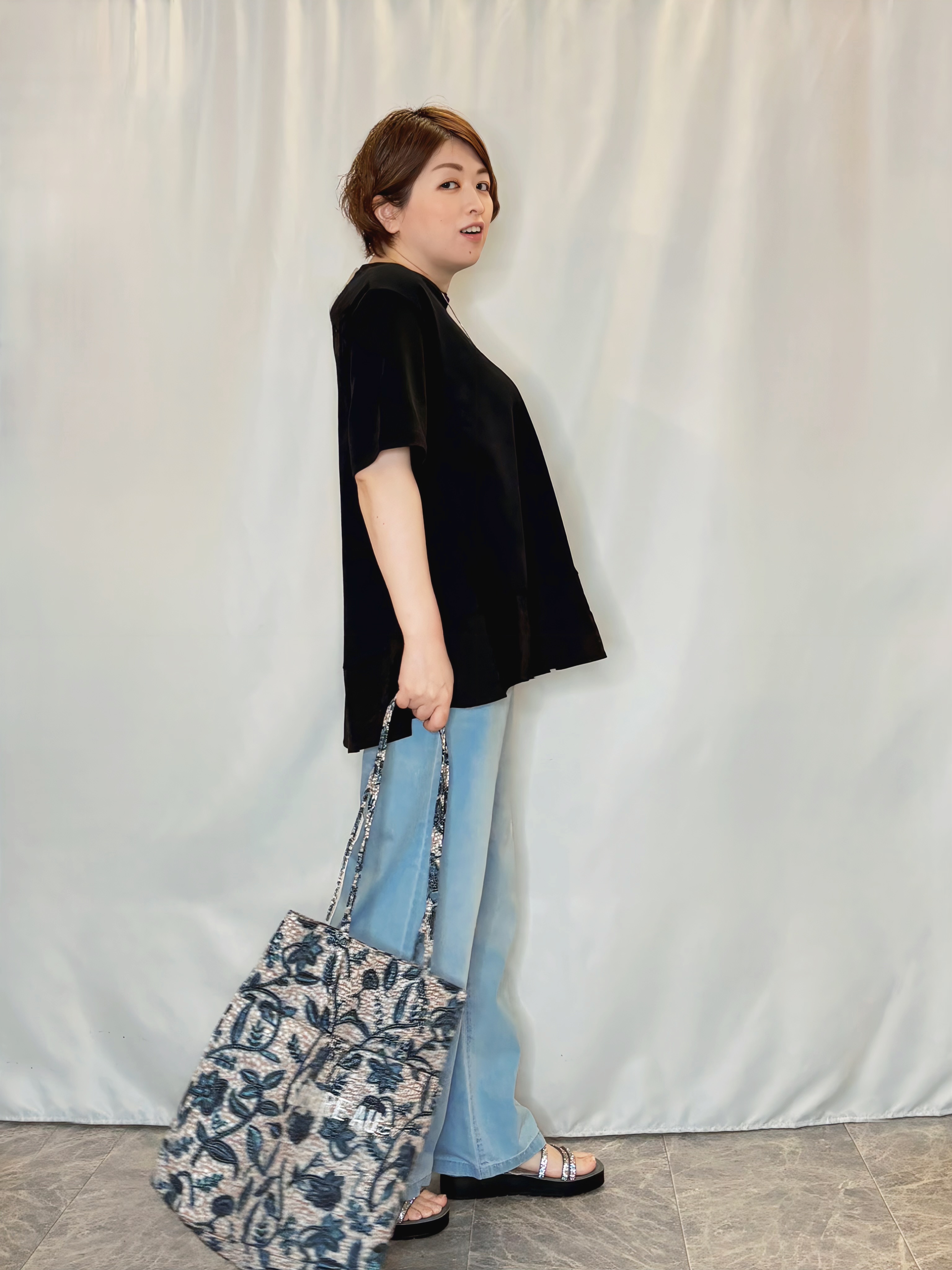 たみさんの「SHOO･LA･RUE｜【ひんやり/UV/抗菌防臭】体型カバーも叶う 裾切り替えAライントップス」を使ったコーディネート