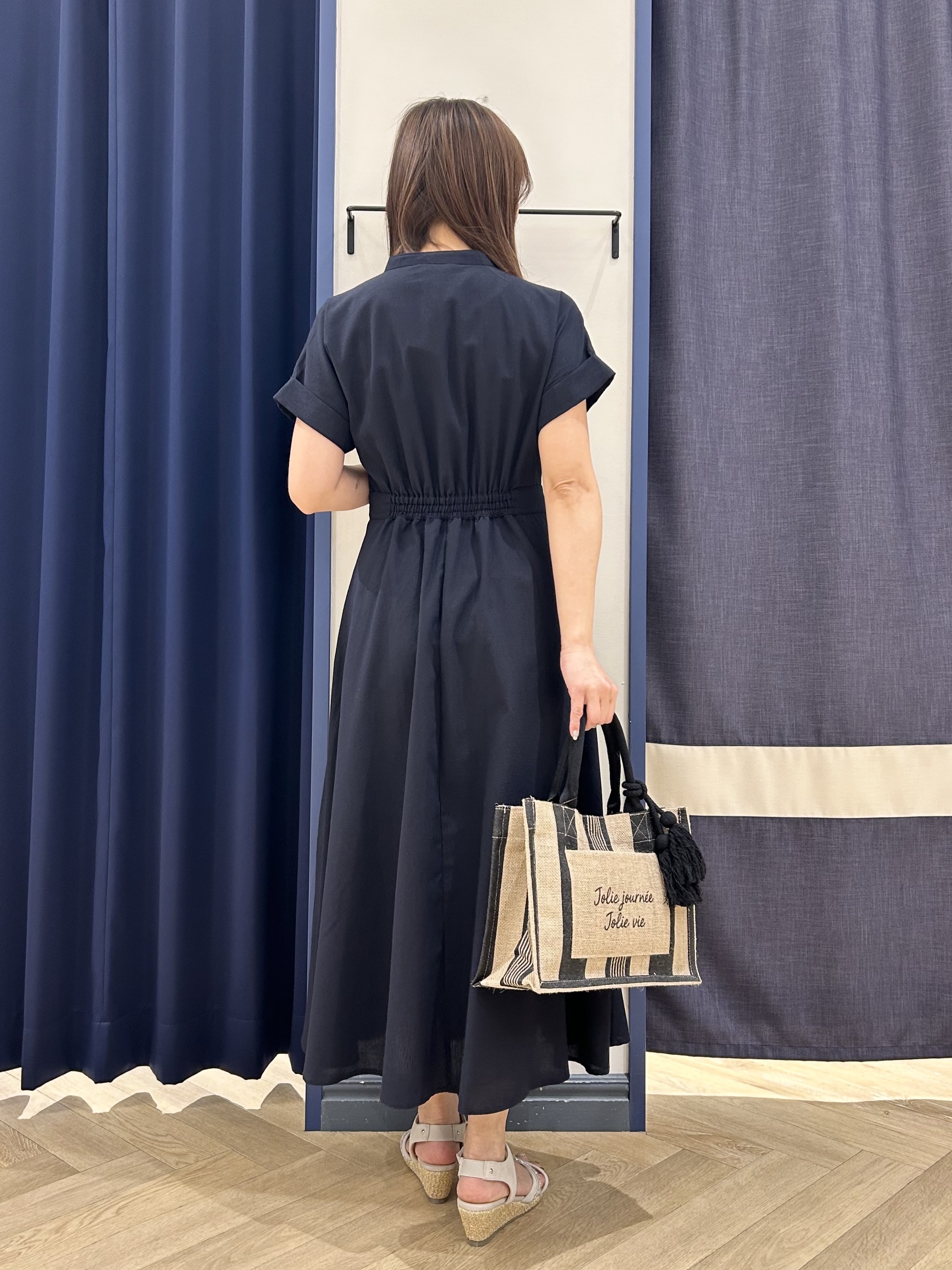 Orikaさんの「grove｜【洗える】さらっと軽やか、カシュクール風サッカーワンピース」を使ったコーディネート