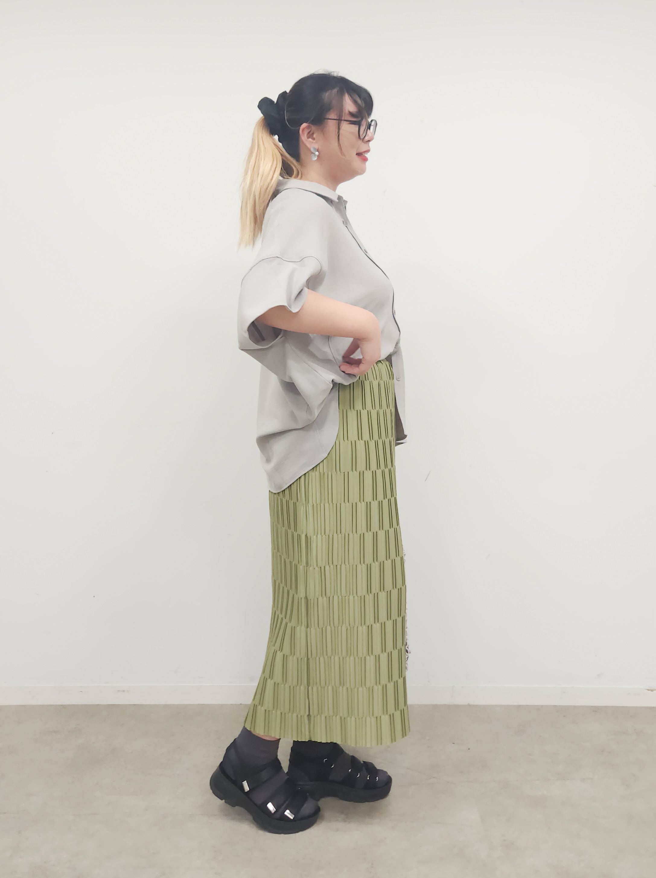 れーやんさんの「SHOO･LA･RUE｜【高レビュー/洗濯後しわになりにくい/体型カバー】きちんとゆるっと 大人の抜け感 ポンチョ風カラーシ」を使ったコーディネート