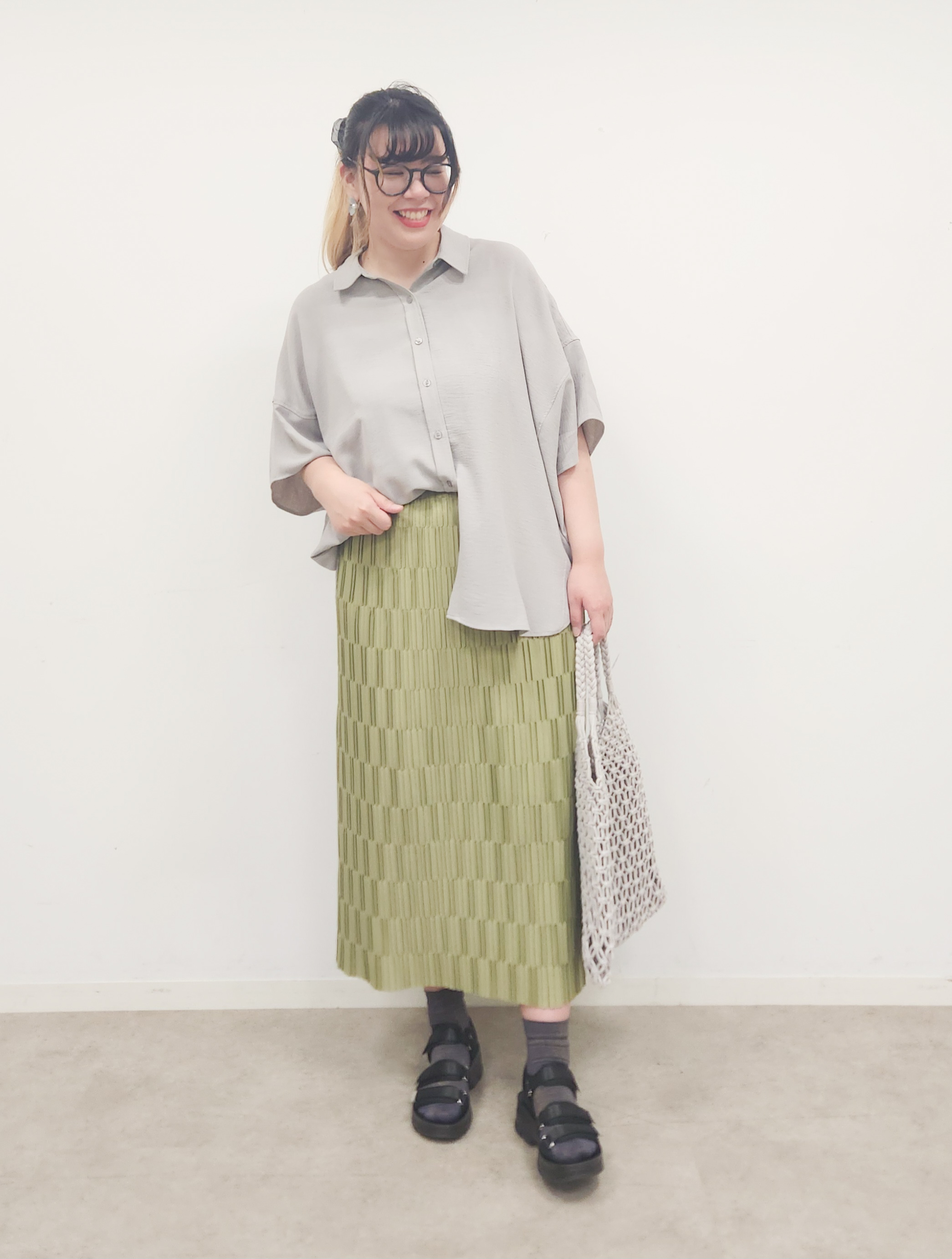れーやんさんの「SHOO･LA･RUE｜【高レビュー/洗濯後しわになりにくい/体型カバー】きちんとゆるっと 大人の抜け感 ポンチョ風カラーシ」を使ったコーディネート