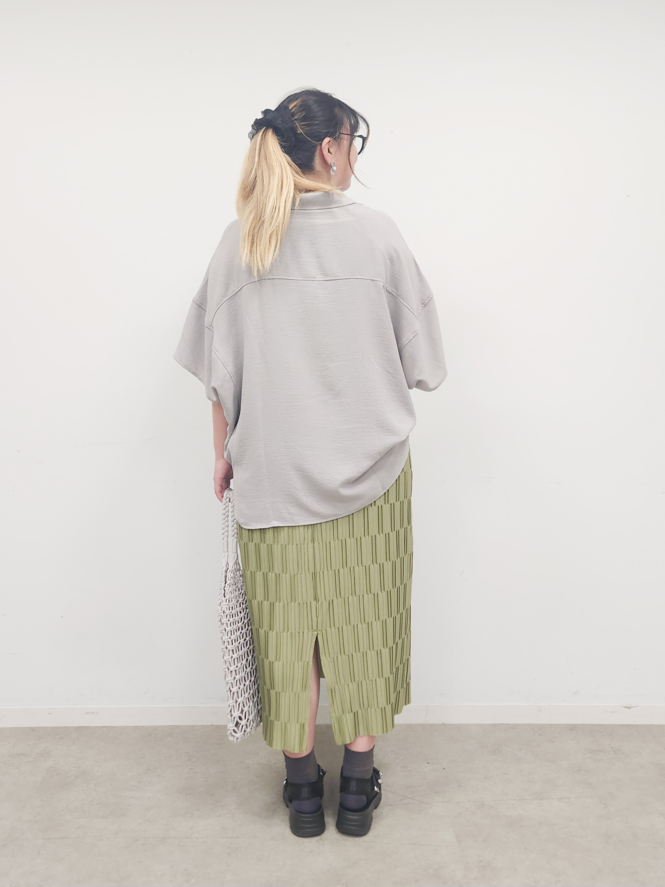 れーやんさんの「SHOO･LA･RUE｜【高レビュー/洗濯後しわになりにくい/体型カバー】きちんとゆるっと 大人の抜け感 ポンチョ風カラーシ」を使ったコーディネート